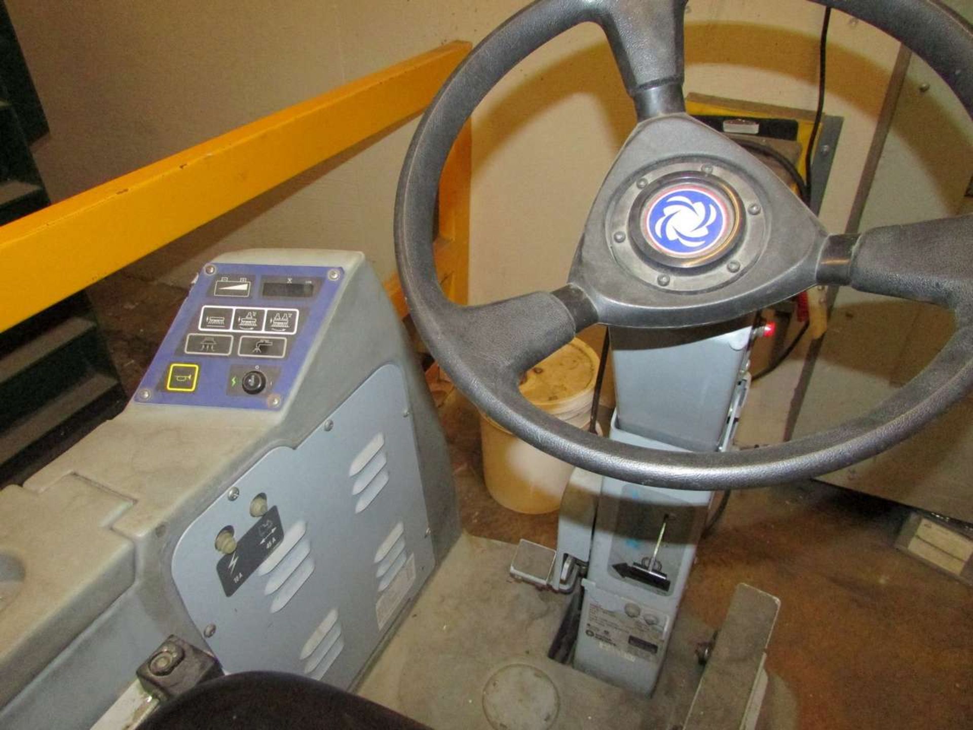 2001 Advance HR-2800C Electric Floor Scrubber - Image 5 of 6