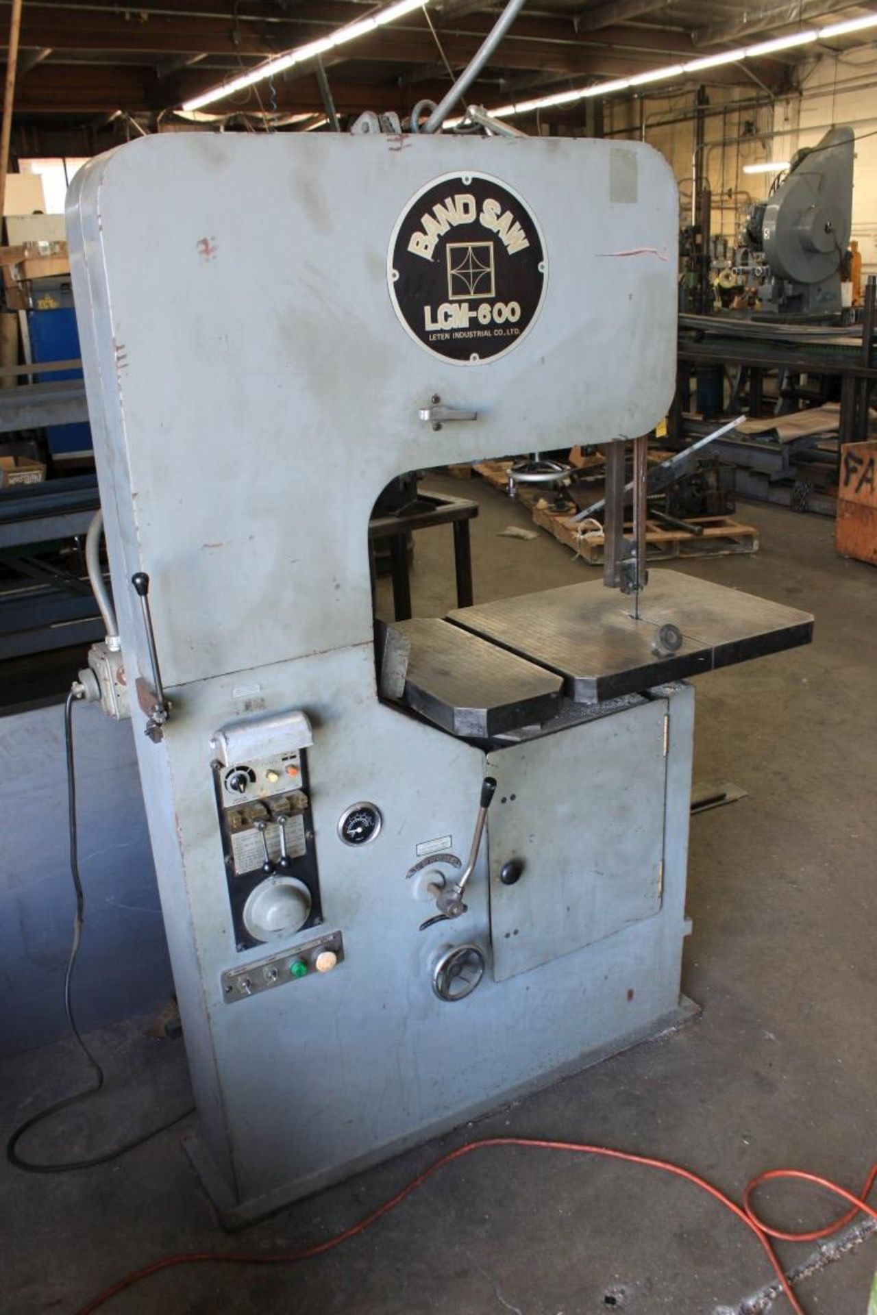 Leten 24'' Vertical Band Saw, Model LCM-600, Blade Welder, S/N 600283 (Located at 13938 Fox - Image 2 of 4