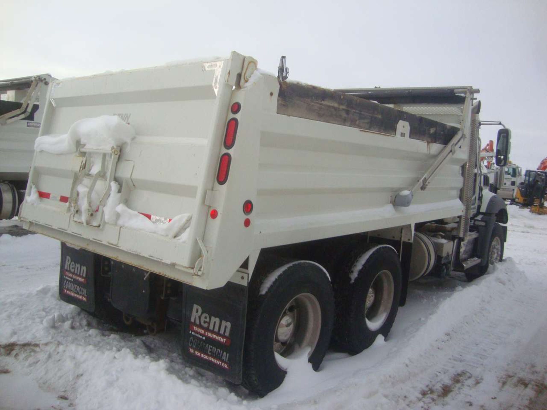 2016 Mack GU533 Granite Tandem Axle Dump Truck - Image 20 of 21