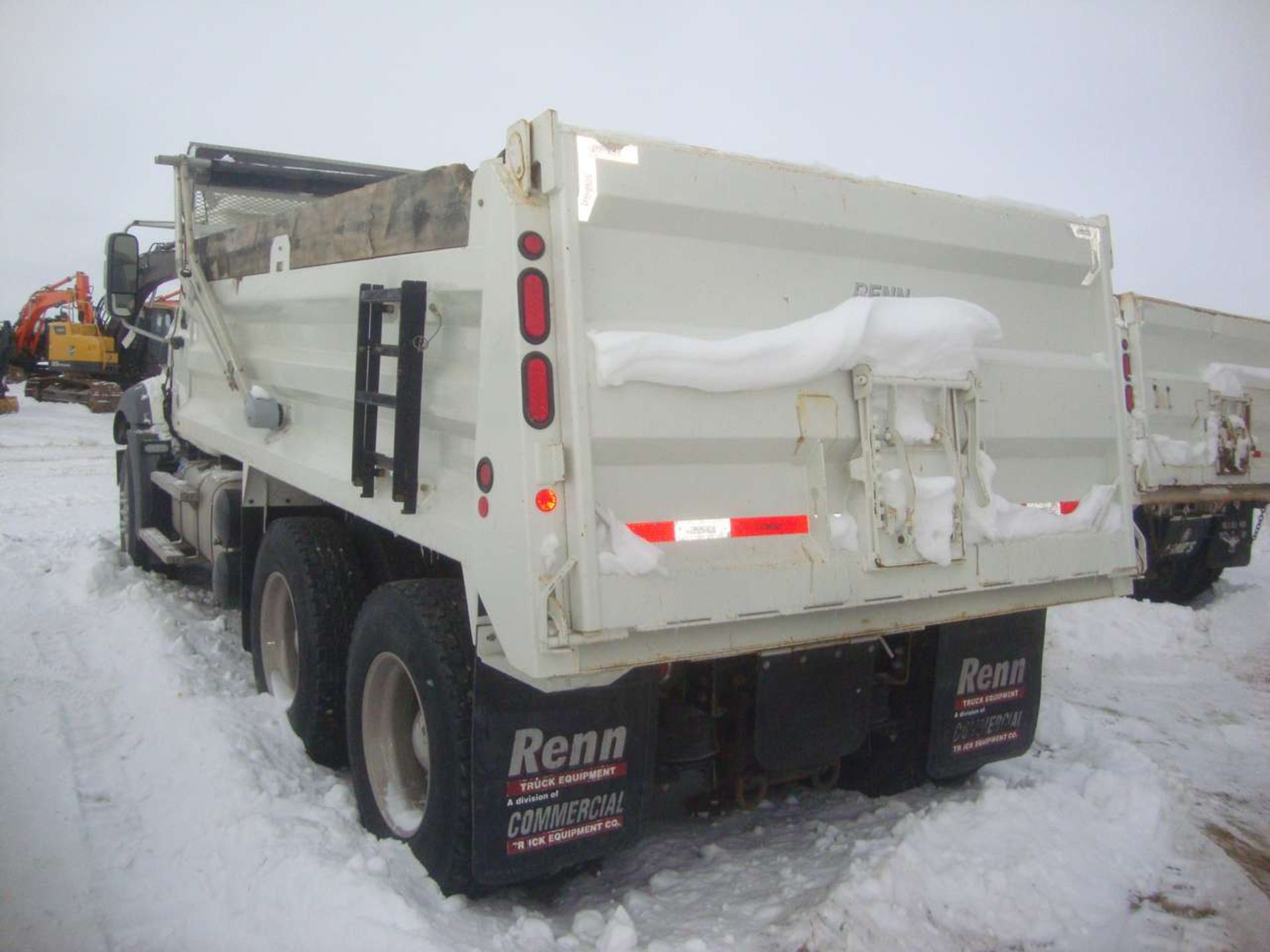 2016 Mack GU533 Granite Tandem Axle Dump Truck - Image 19 of 21