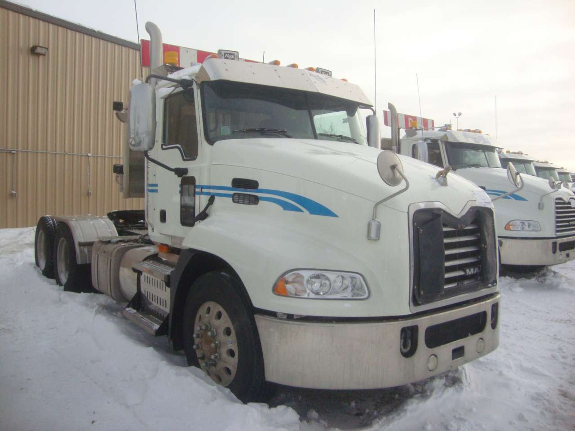 2015 Mack CXU613 Granite Tandem Axle Tractor - Image 2 of 15