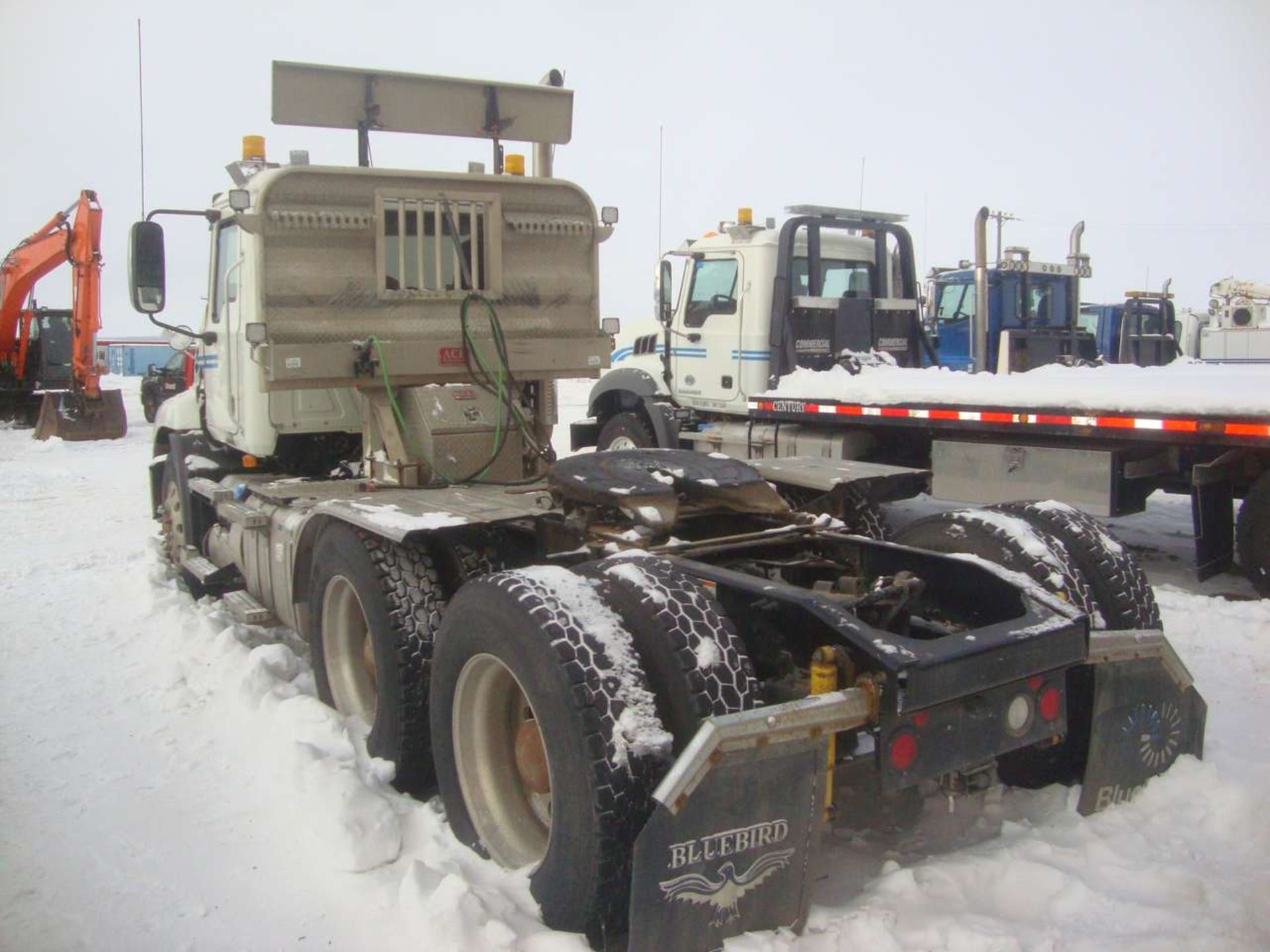 2015 Mack CXU613 Granite Tandem Axle Tractor - Image 13 of 15