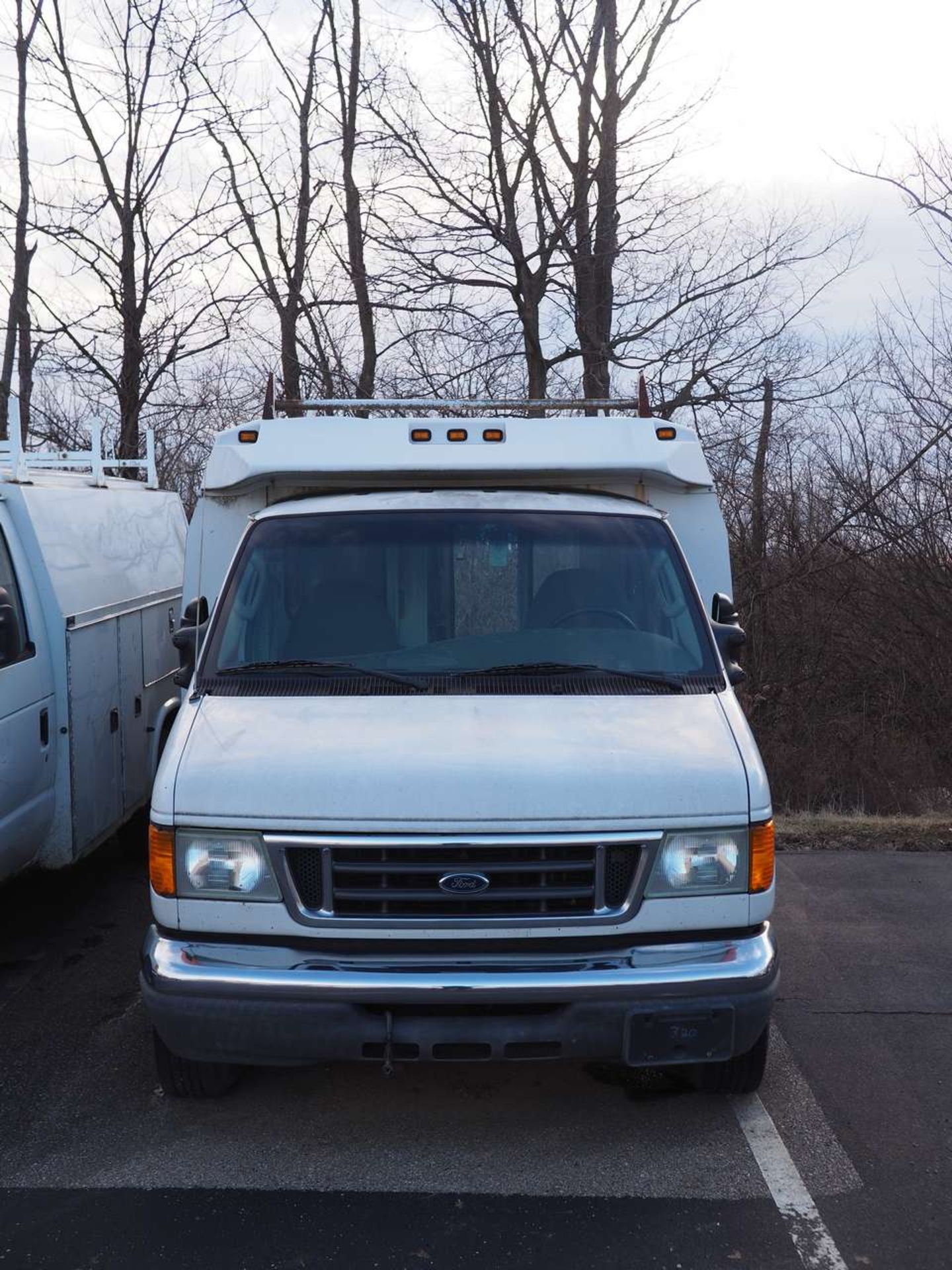 2005 Ford E350 Cutaway Service Van - Image 2 of 4