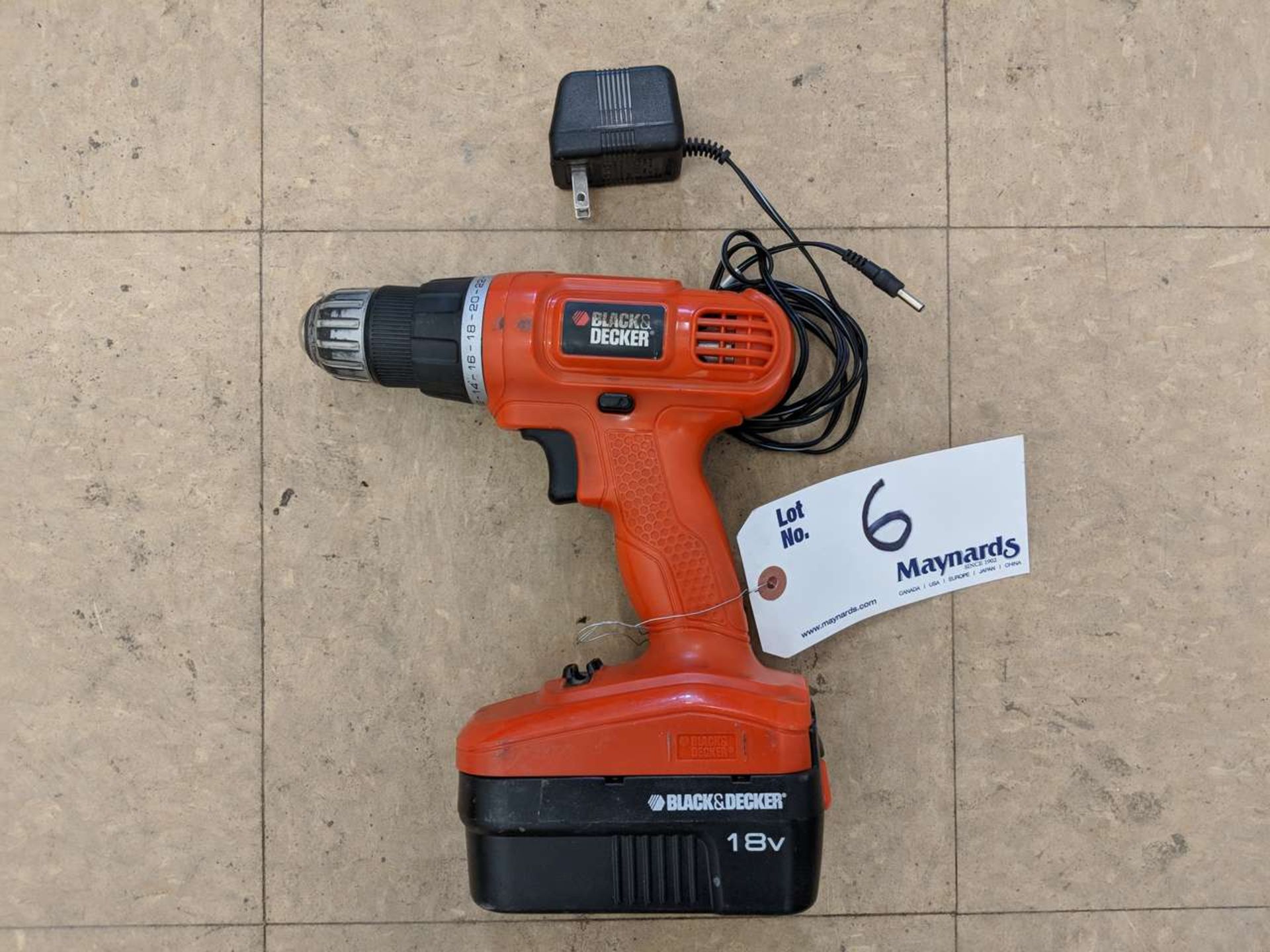 BLACK AND DECKER 18V BATTERY DRILL W/ CHARGER