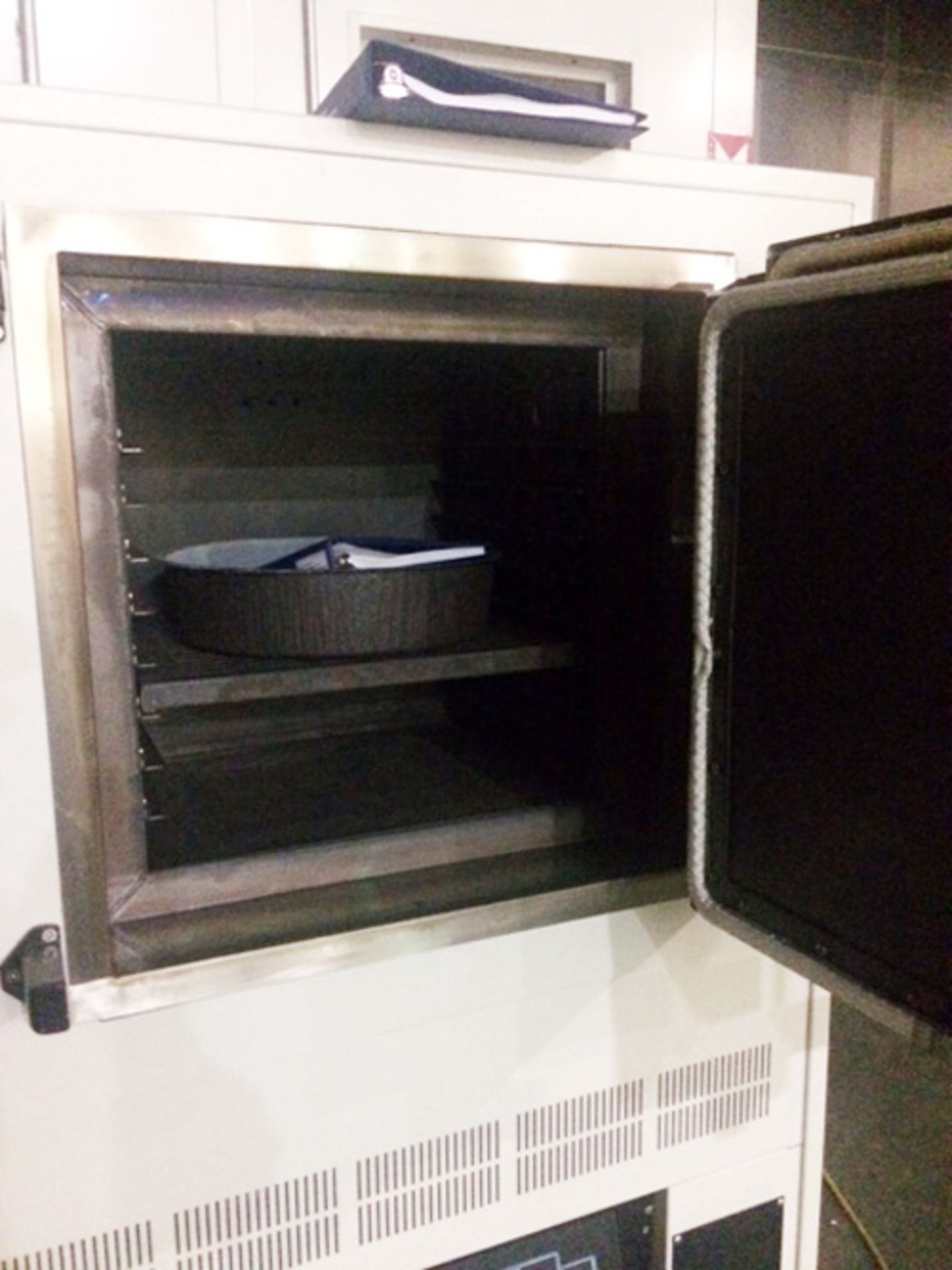 Blue M Ultra-Temp Electric Oven, 20" x 18" x 20", Mdl: CW-6680-F-ST350, Located In: Huntington Park, - Image 2 of 4