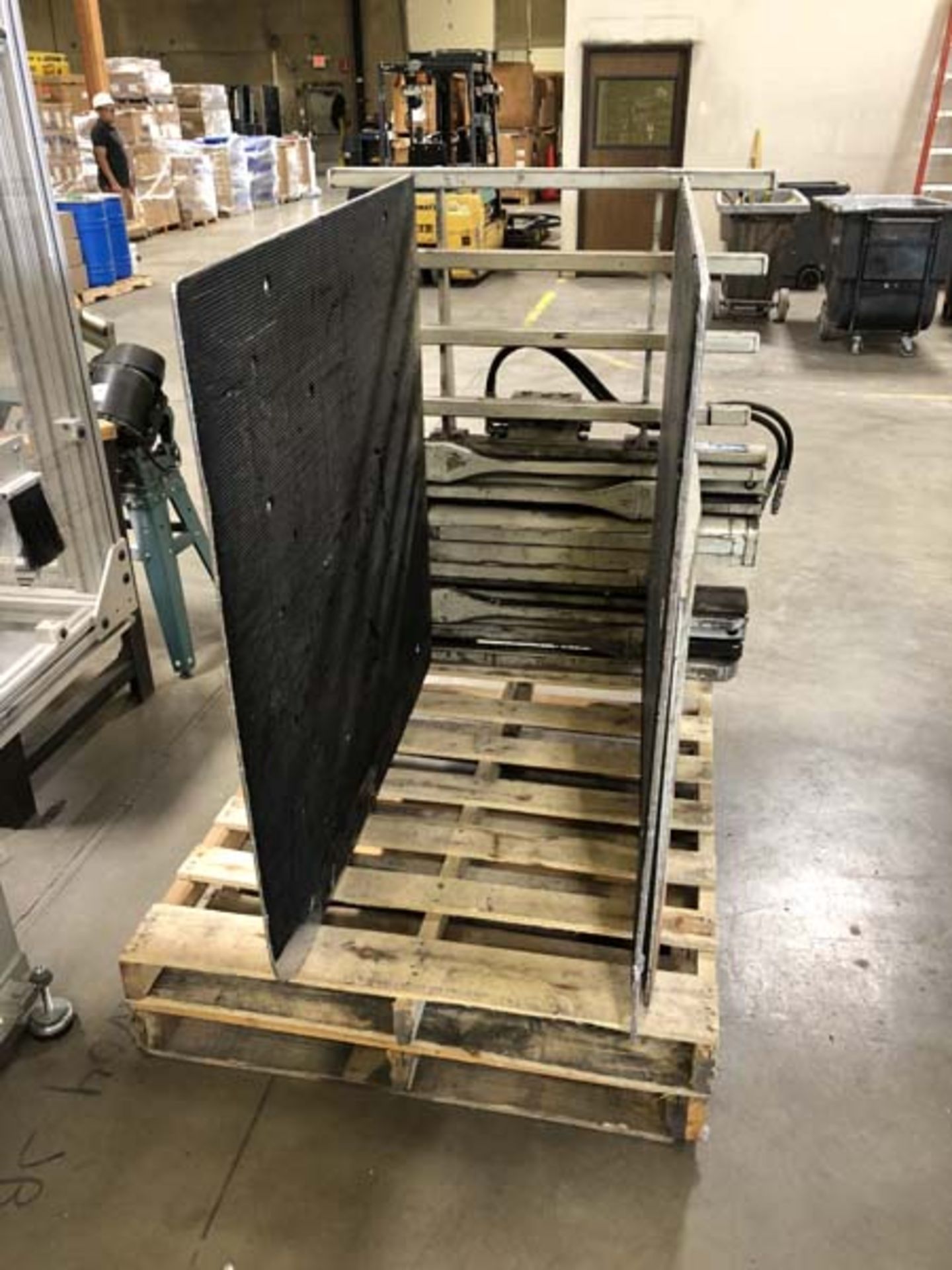 Cascade Carton Clamp Forklift Attachment, Catalog Number 15D-CCS-35A, S/N 384929-7, Located In: - Image 2 of 3