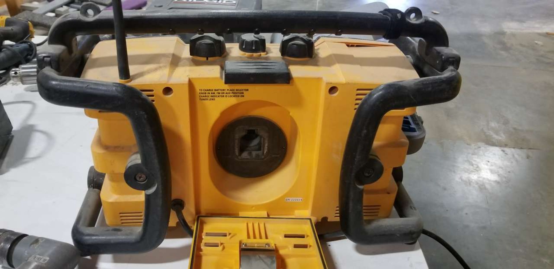 DeWalt DW911 Work Site Radio/Charger - Image 4 of 5