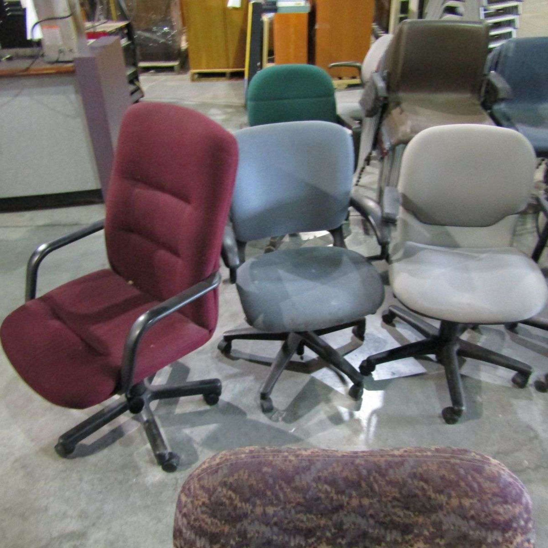 Lot of Assorted Style Office Chairs - Image 4 of 5