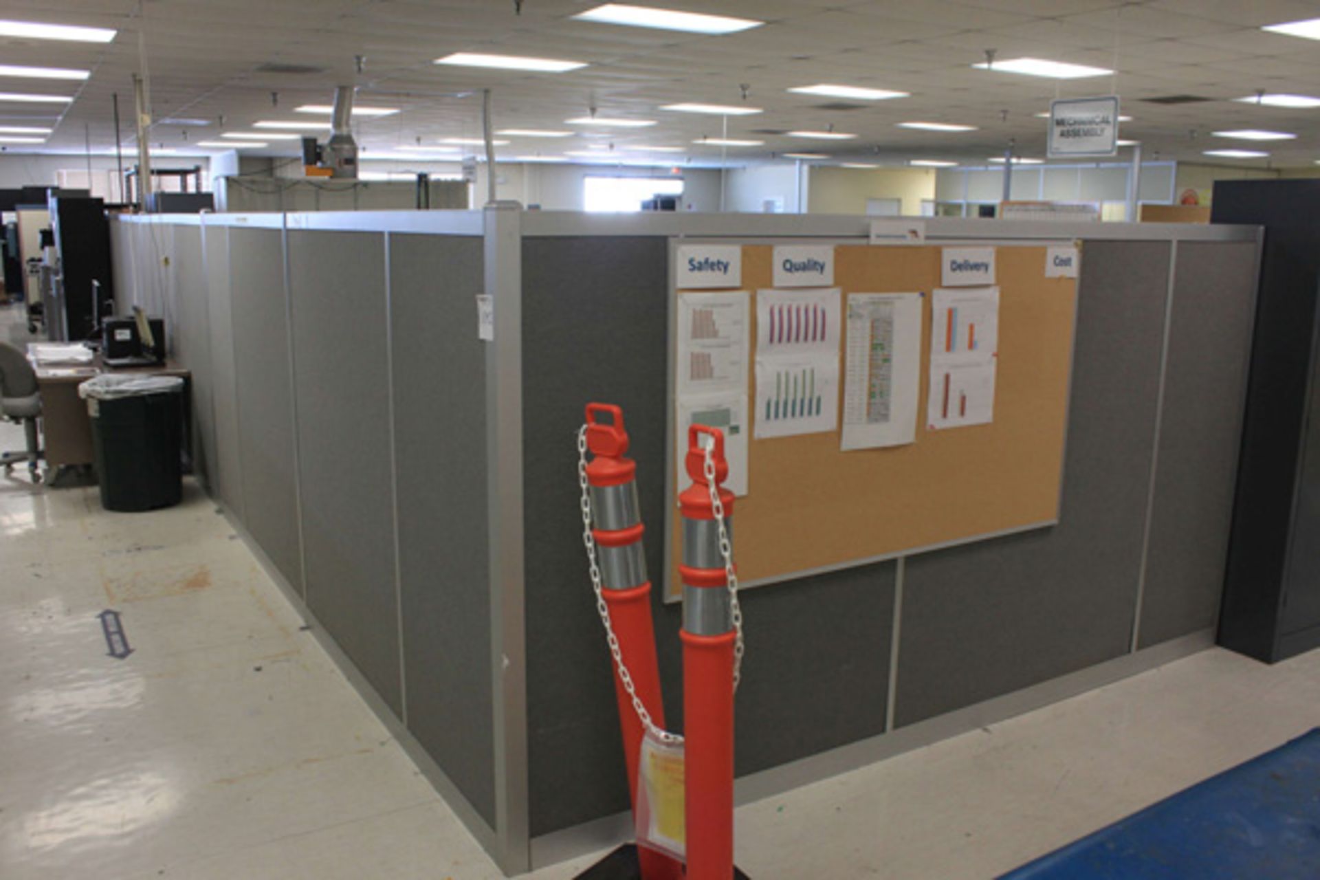 All Cubicles Throughout Lab Area - Image 2 of 6