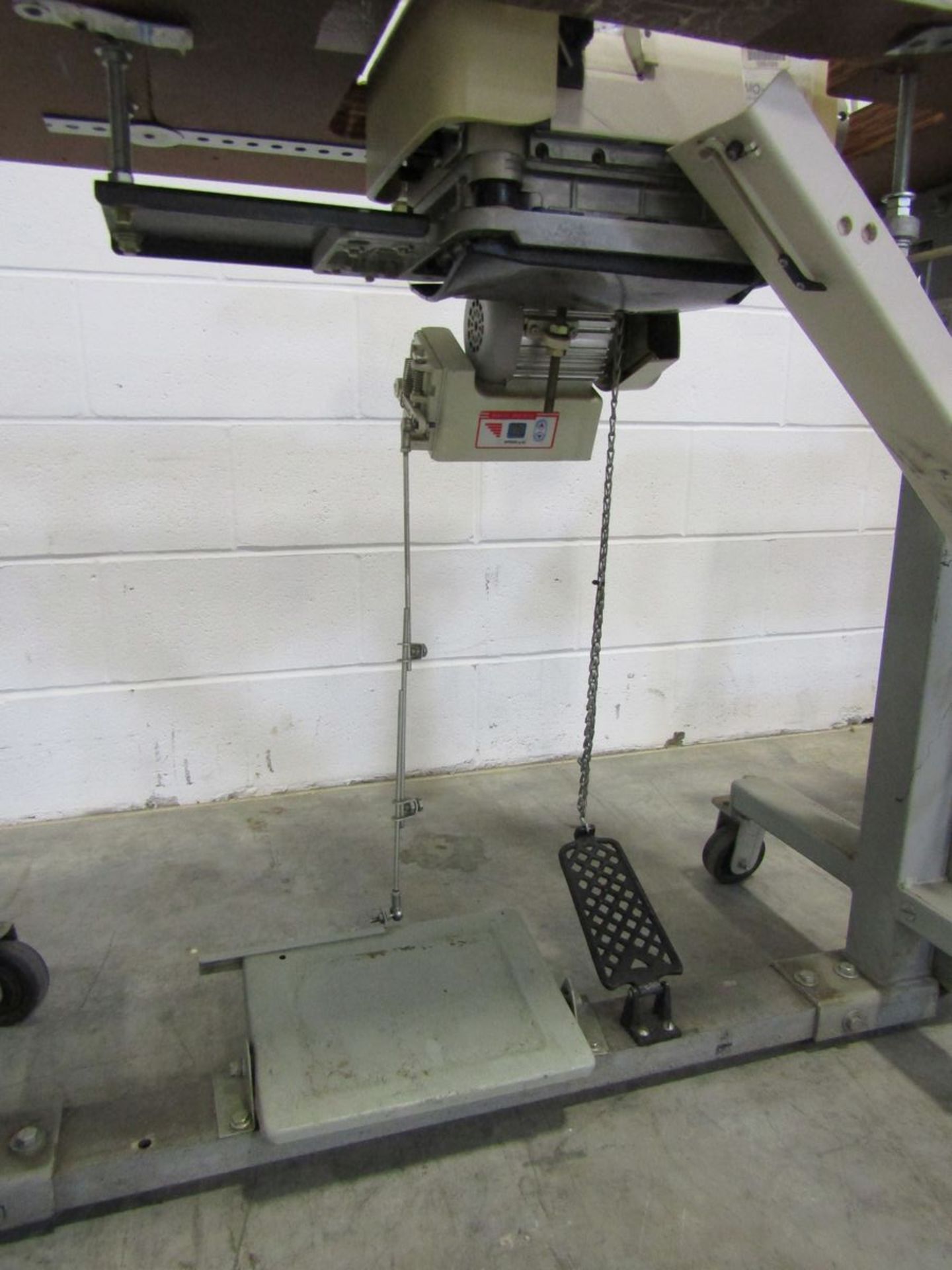 Juki MO-3904 Industrial Sewing Machine - Image 6 of 9