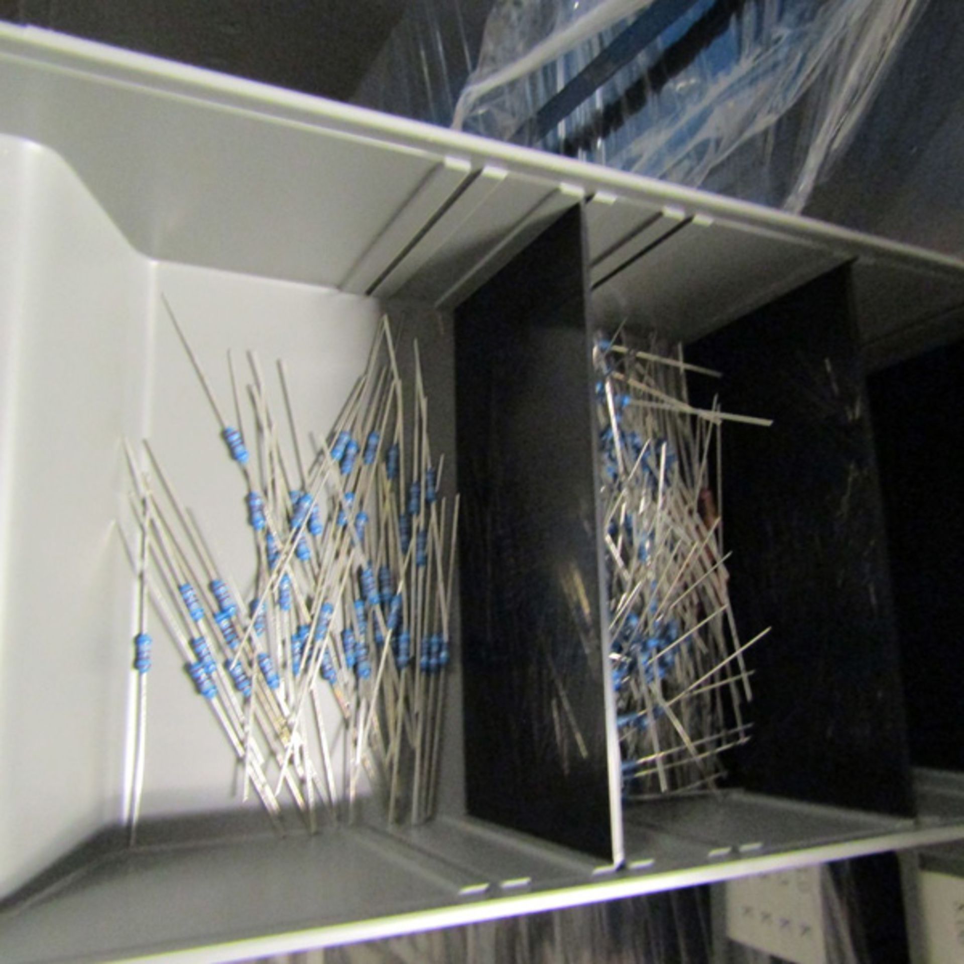 Lot of Assorted Size Resistors Location: Quantum - Image 4 of 4