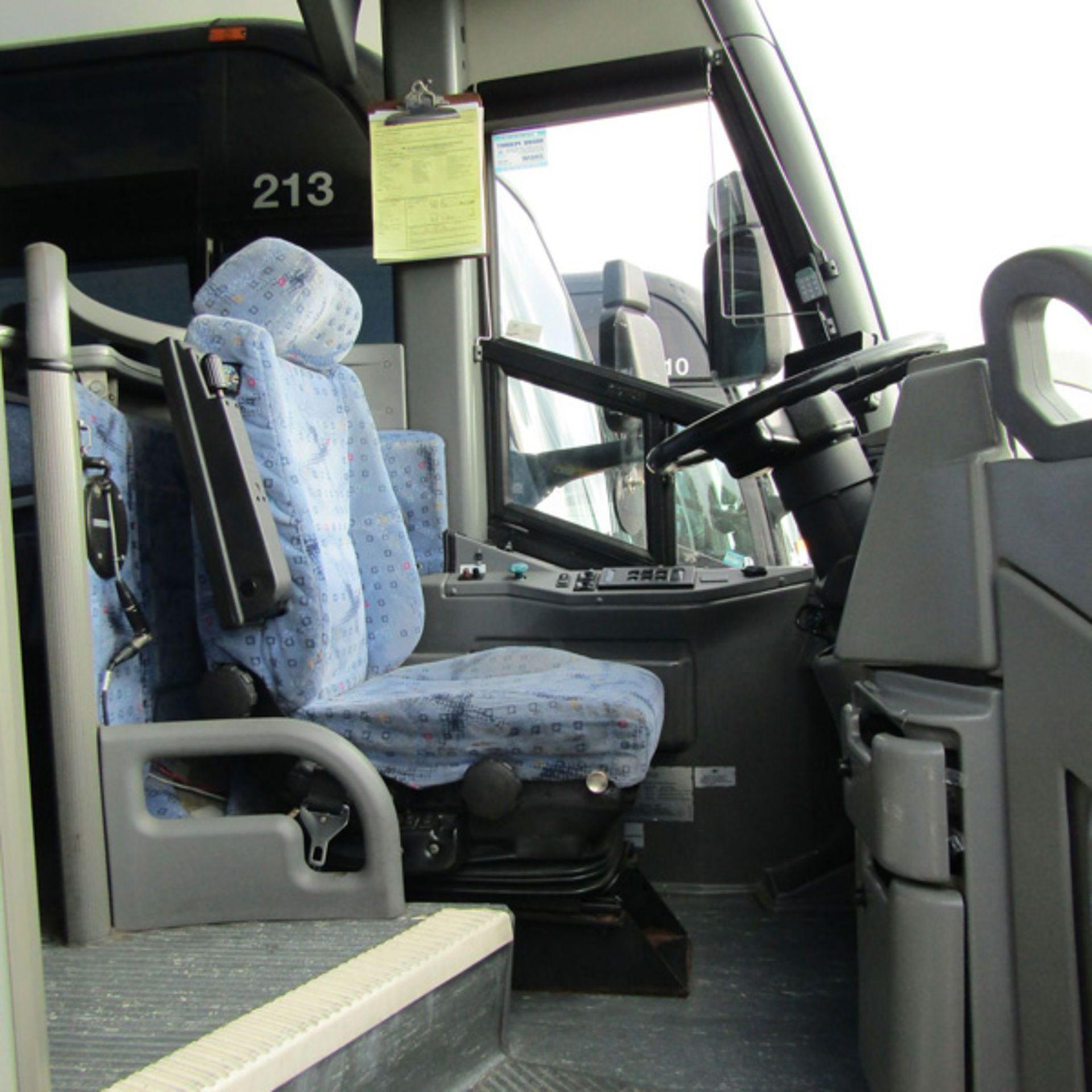 2008 MCI J4500 56-Passenger Charter Bus - Dual Axle, VIN 2MG3JMEA0BW64505, 636,819 Miles (Bus - Bild 5 aus 8