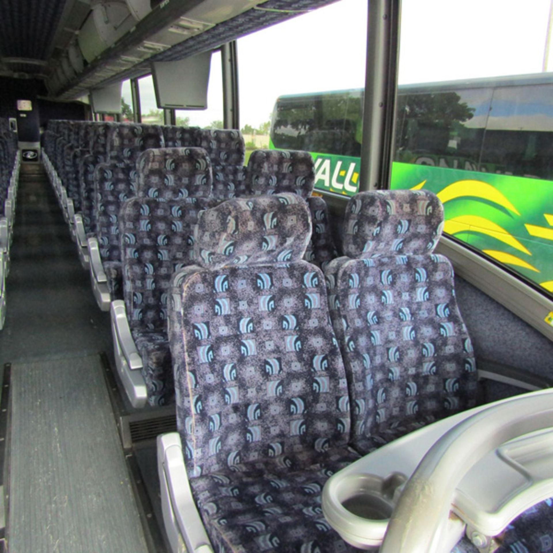 2008 MCI J4500 56-Passenger Charter Bus - Dual Axle, VIN 2MG3JMEA0BW64621, 632,102 Miles (Bus - Bild 6 aus 8