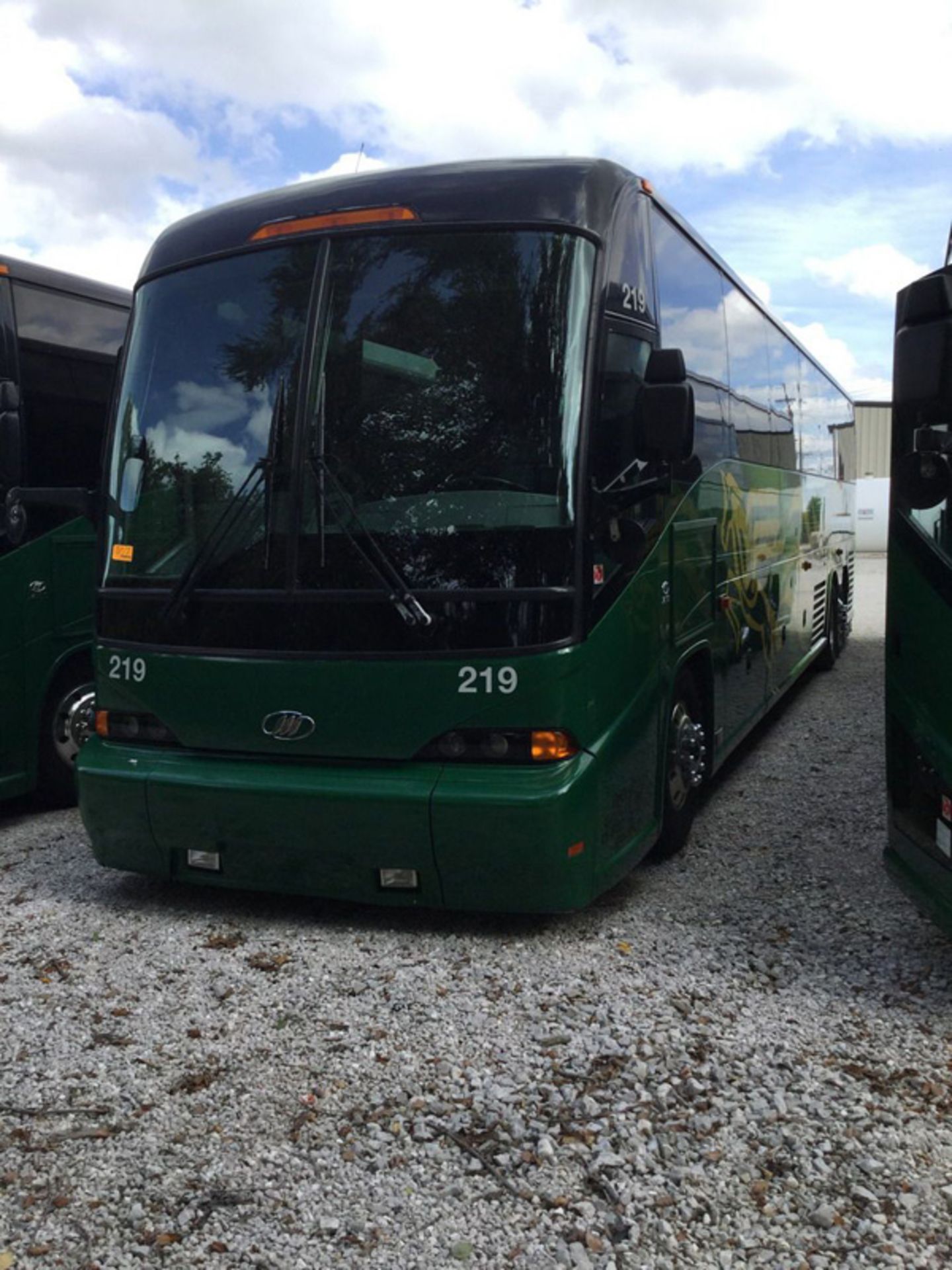 2011 MCI J4500 56-Passenger Charter Bus - Dual Axle, VIN 2MG3JMEA0BW065689, 487,843 Miles (Bus - Bild 2 aus 9