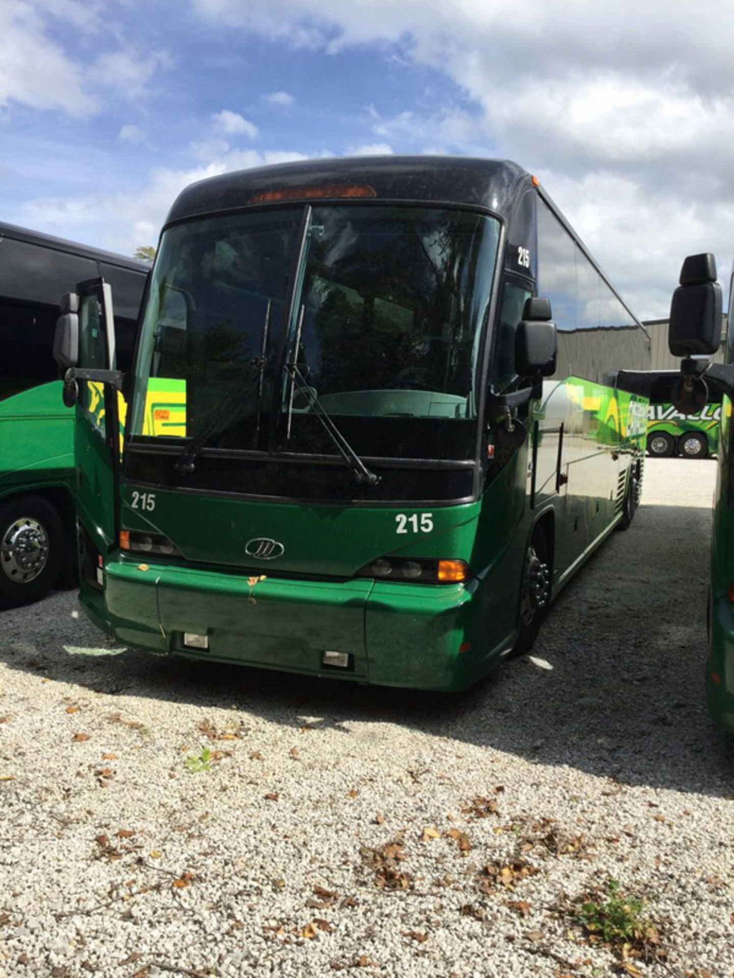 2011 MCI J4500 56-Passenger Charter Bus - Dual Axle, VIN 2MG3JMEA7BW065737, 499,340 Miles (Bus - Bild 5 aus 9