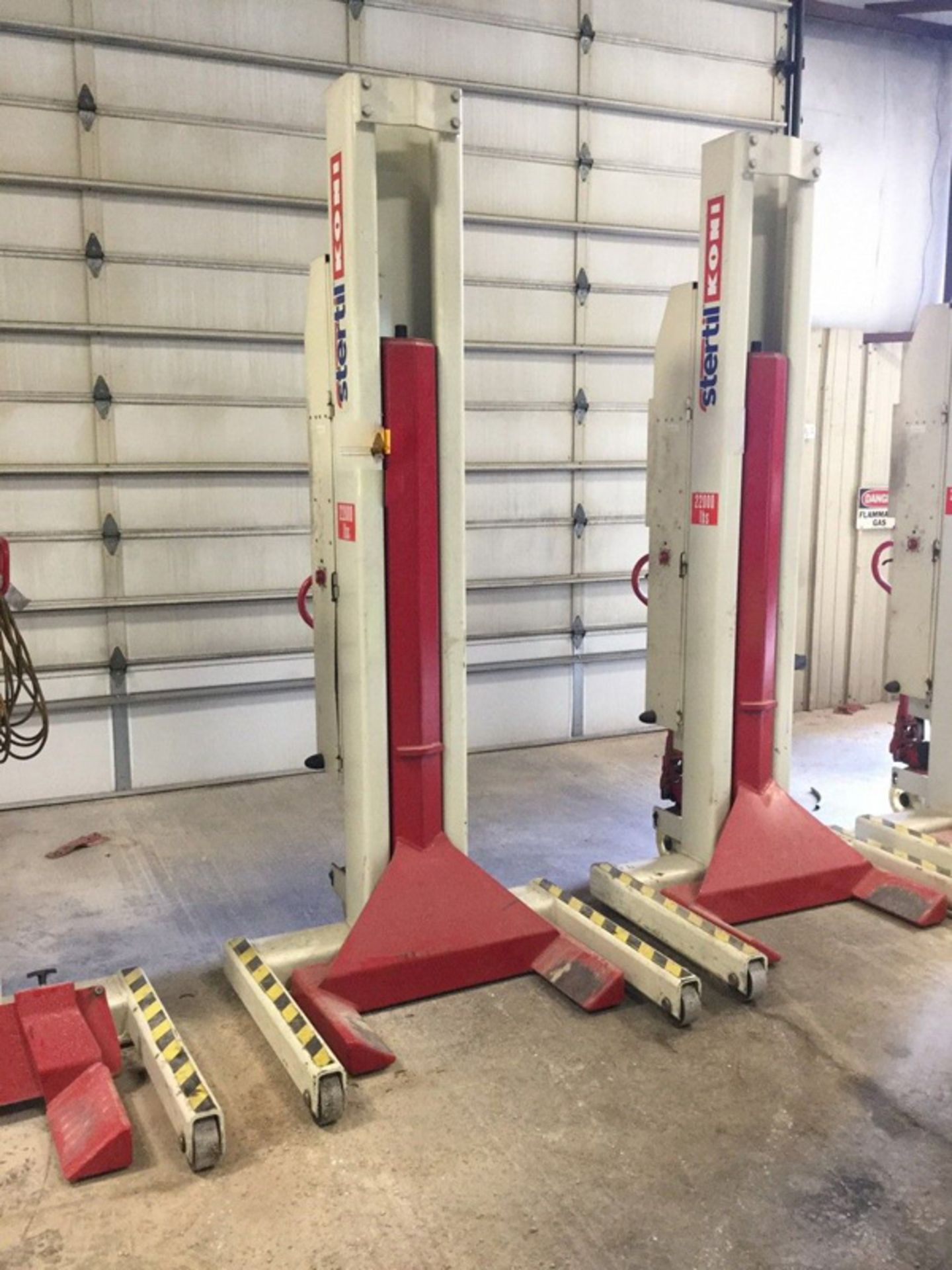 Stertil Koni ST-1100 22,000lb Mobile Single Column Lift - 4200 PSI, 24 VDC 130A, 120 VAC 7A(L424),