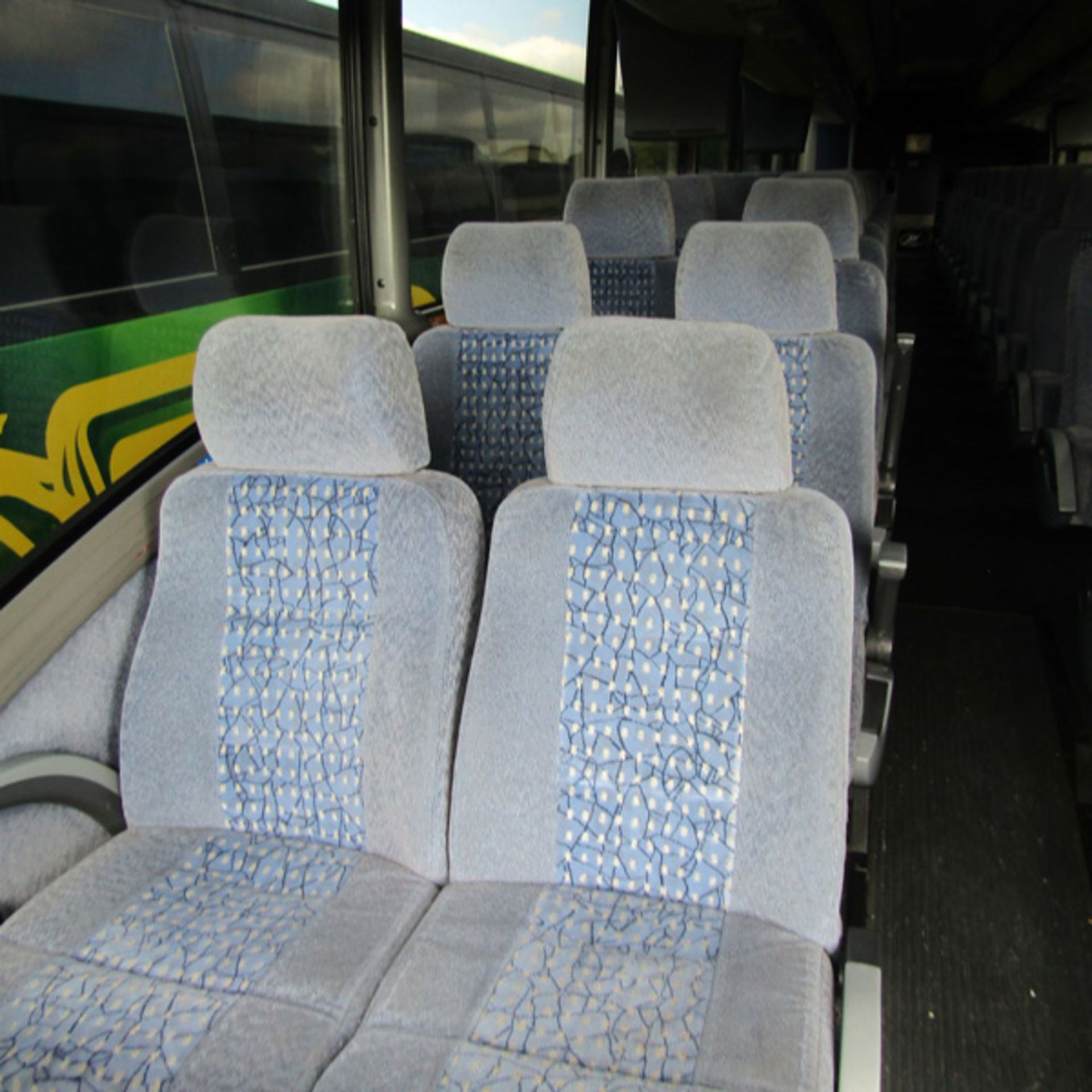 2009 MCI J4500 56-Passenger Charter Bus - Dual Axle, VIN 2MG3JMEA0BW65167, 582,612 Miles (Bus - Bild 7 aus 8
