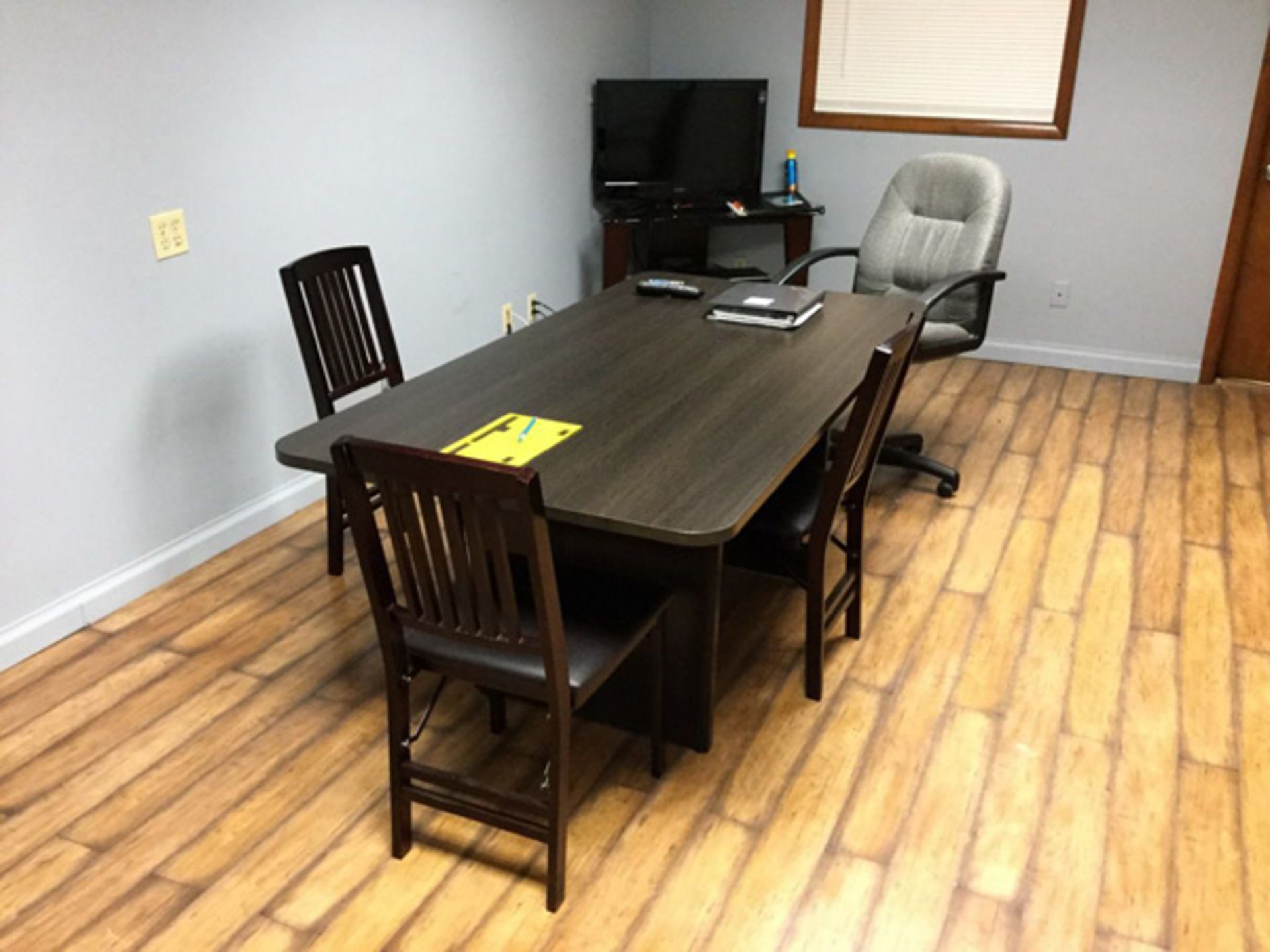 Lot of Remaining Offices to Include: (1) L-Shaped Desk, Assorted Office Chairs, Filling Cabinets, ( - Bild 4 aus 10