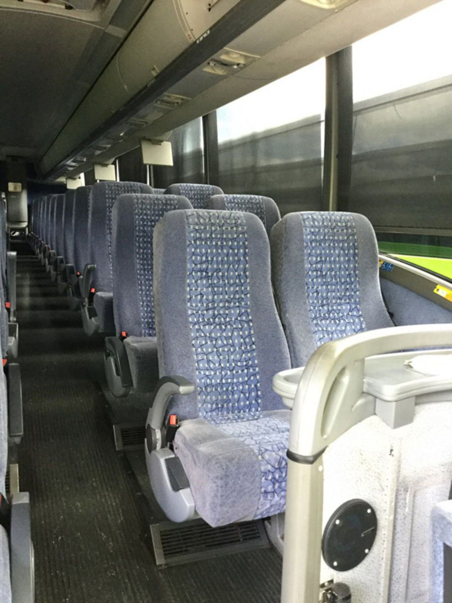 2011 MCI J4500 56-Passenger Charter Bus - Dual Axle, VIN 2MG3JMEA0BW065689, 487,843 Miles (Bus - Bild 8 aus 9