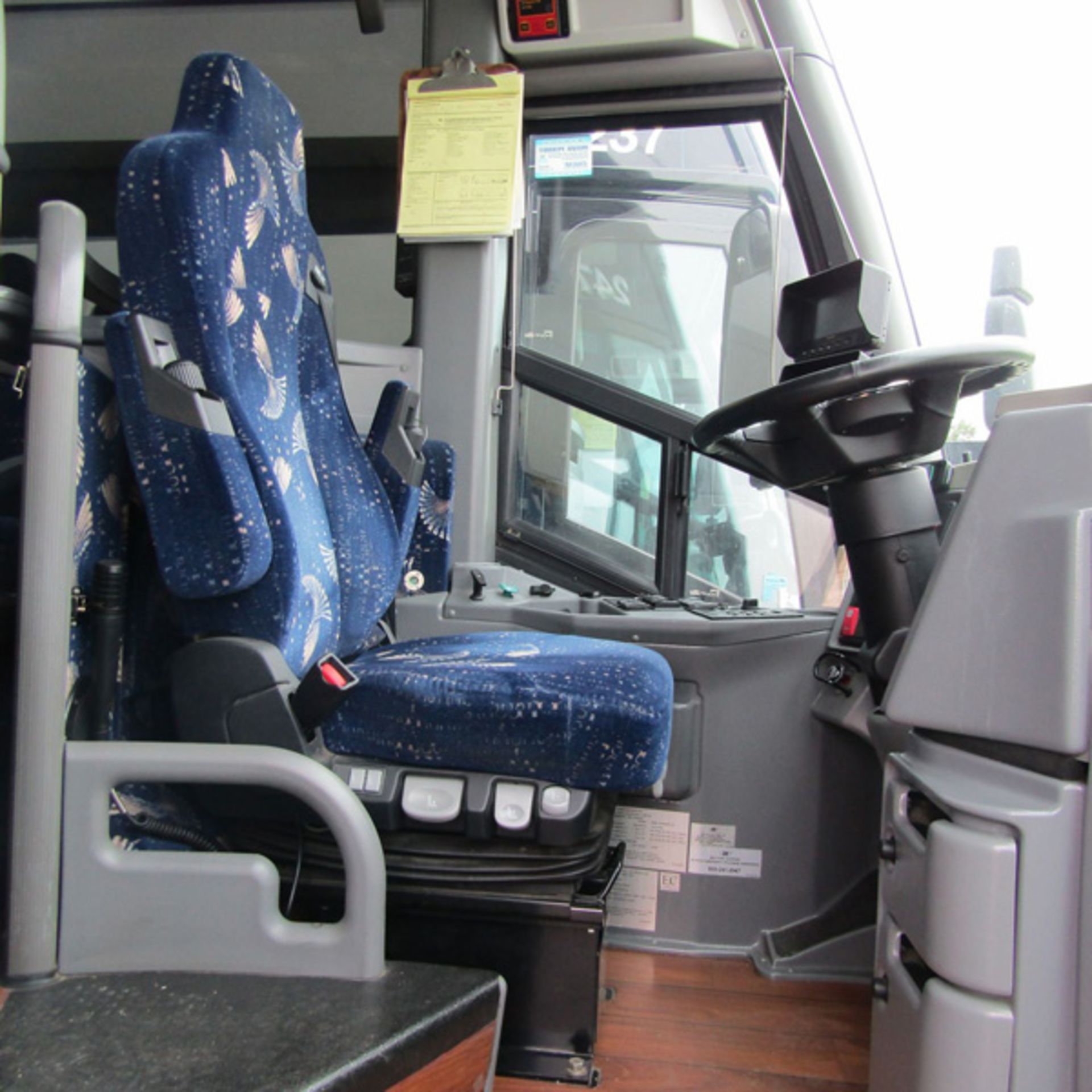 2015 MCI J4500 56-Passenger Charter Bus - Dual Axle, VIN 2MG3JMBA1FW067087, 205,194 Miles (Bus 247), - Bild 6 aus 9