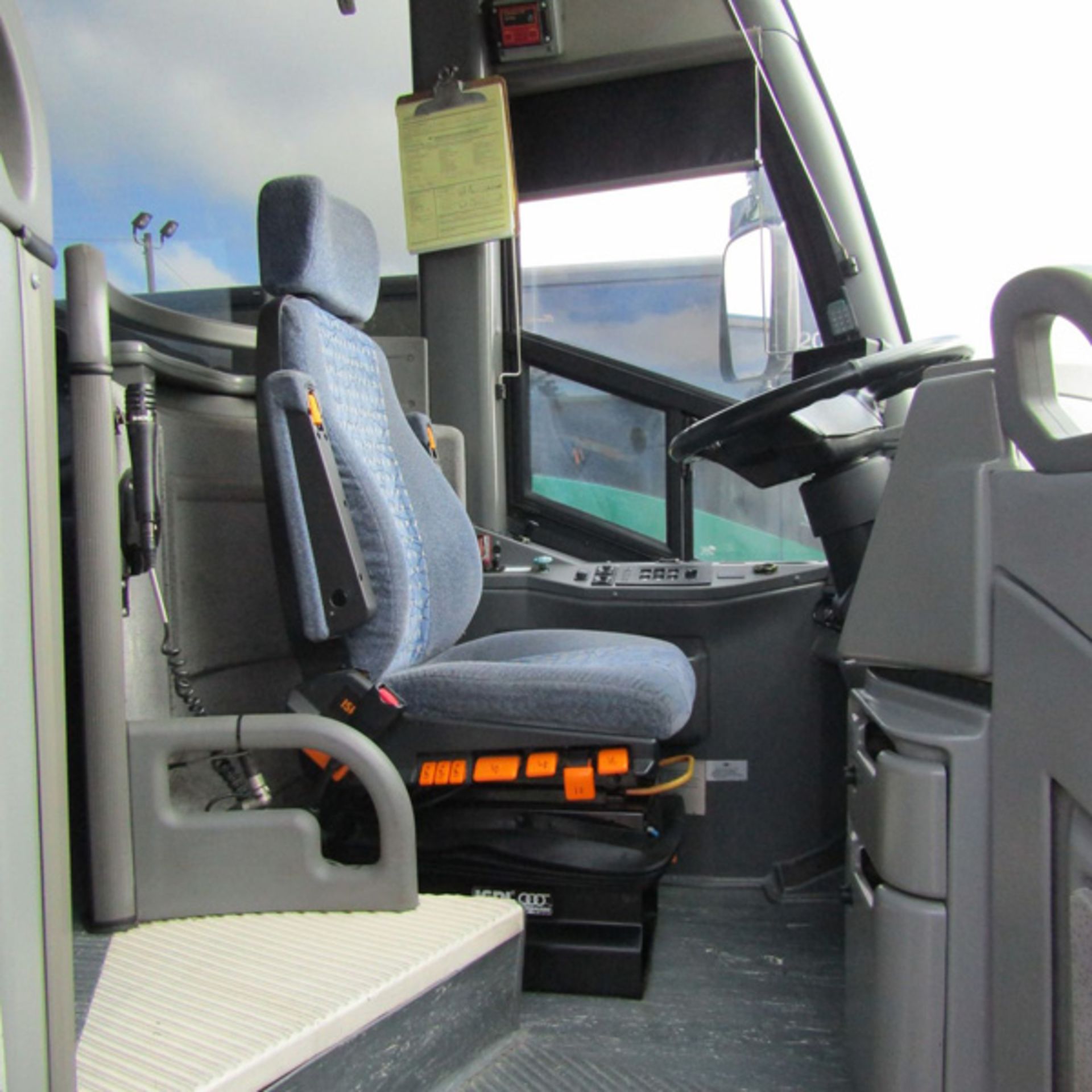 2011 MCI J4500 56-Passenger Charter Bus - Dual Axle, VIN 2MG3JMEA0BW65647, 474,631 Miles (Bus - Bild 5 aus 8