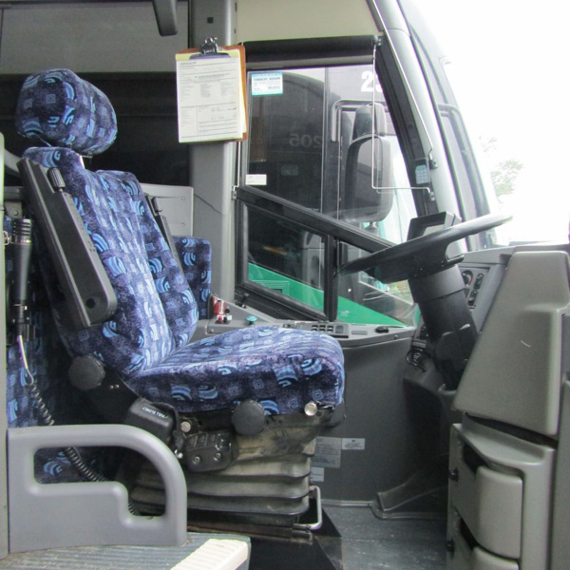 2008 MCI J4500 56-Passenger Charter Bus - Dual Axle, VIN 2MG3JMEA88W064984, 612,041 Miles (Bus 205), - Bild 3 aus 8