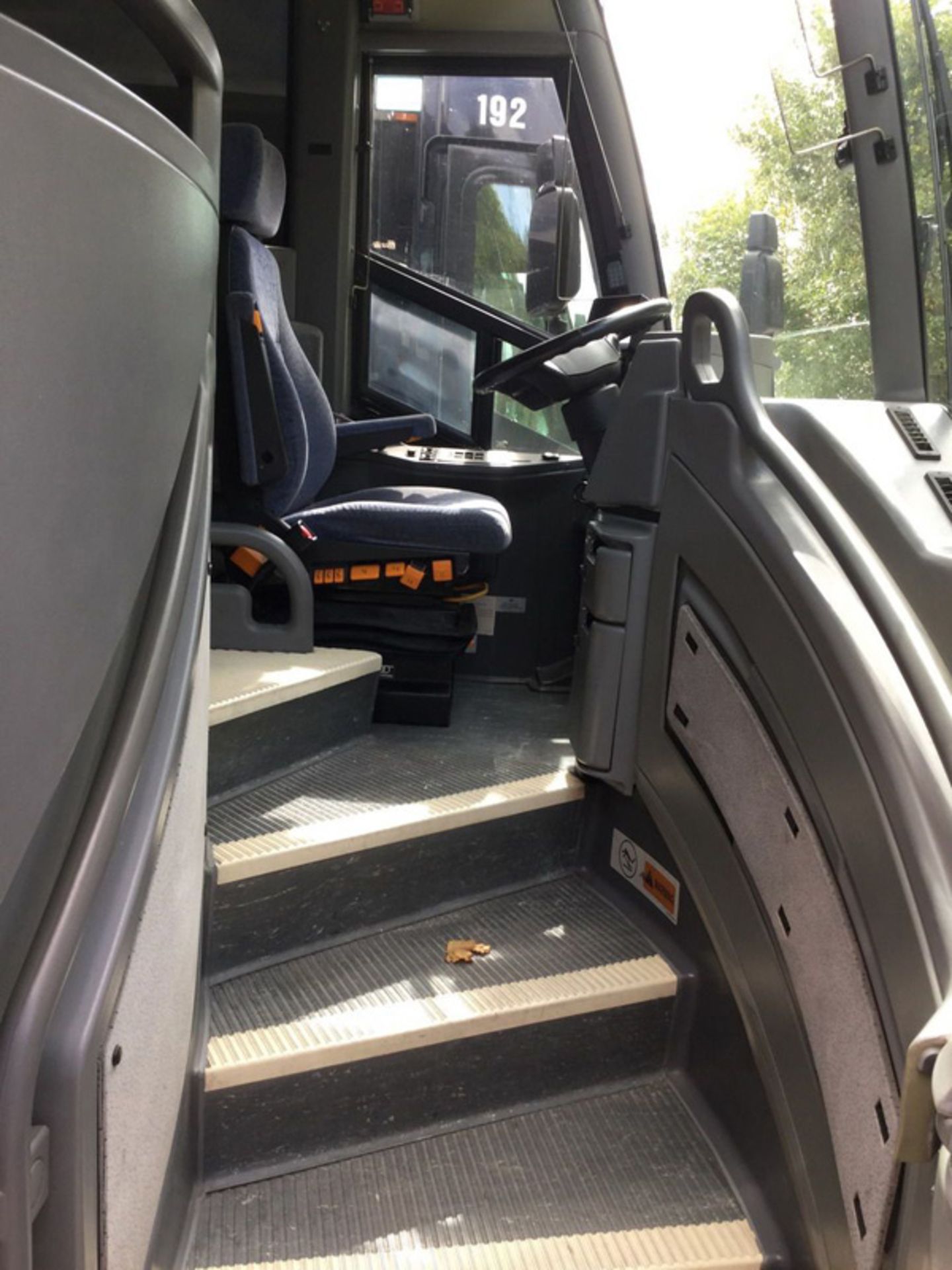 2011 MCI J4500 56-Passenger Charter Bus - Dual Axle, VIN 2MG3JMEA0BW065689, 487,843 Miles (Bus - Bild 6 aus 9
