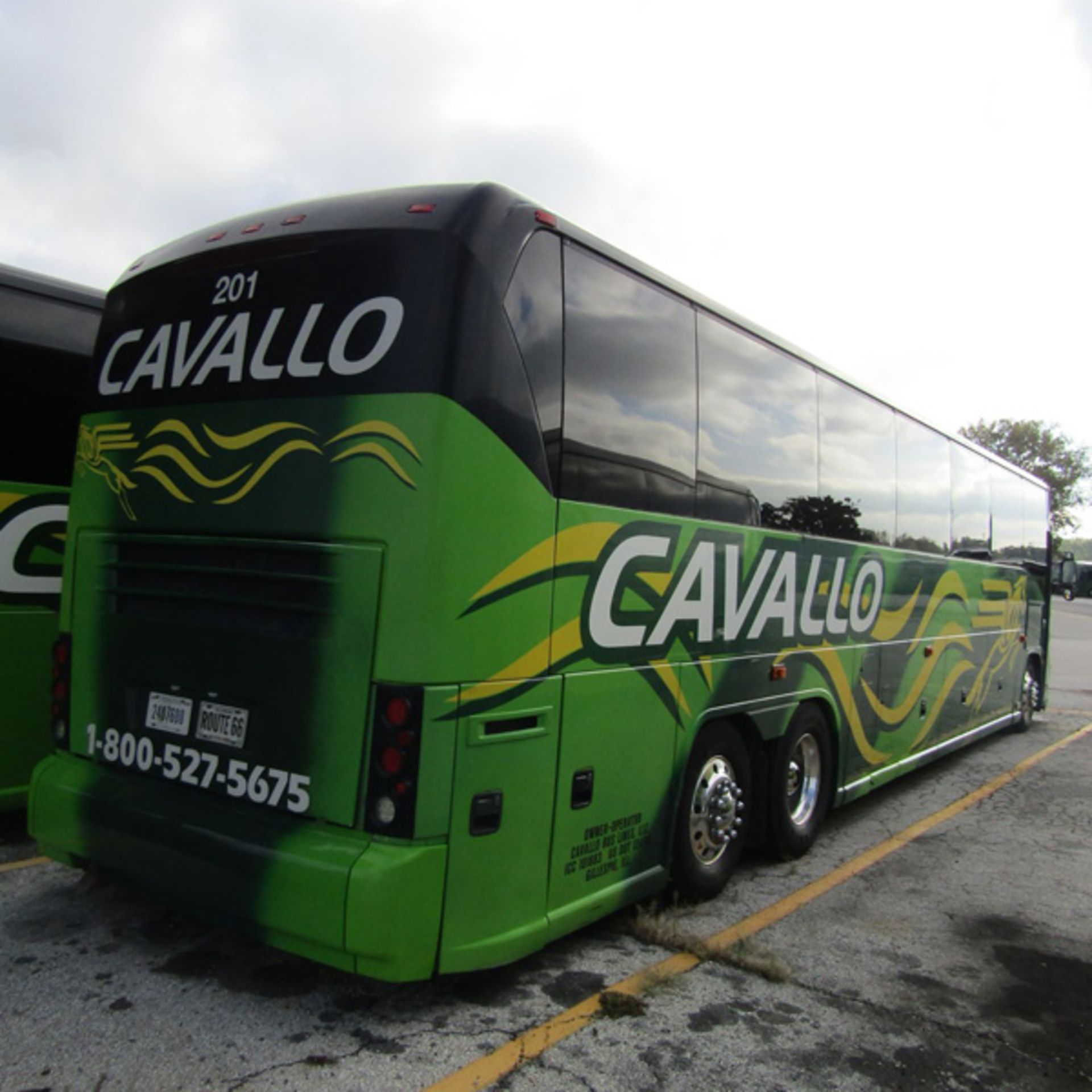 2008 MCI J4500 56-Passenger Charter Bus - Dual Axle, VIN 2MG3JMEA0BW64505, 636,819 Miles (Bus - Bild 3 aus 8