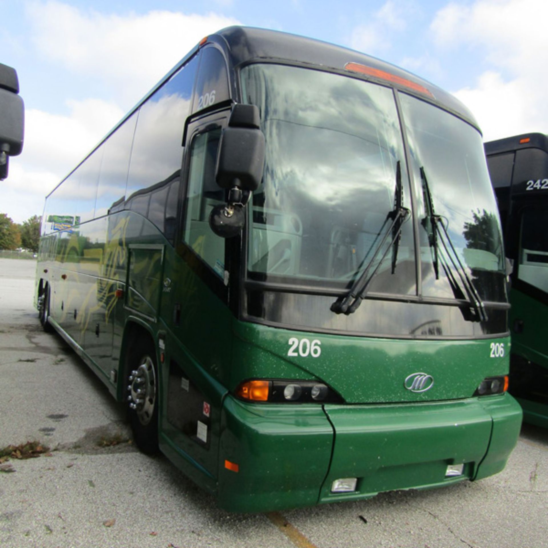 2009 MCI J4500 56-Passenger Charter Bus - Dual Axle, VIN 2MG3JMEA0BW65167, 582,612 Miles (Bus - Bild 4 aus 8
