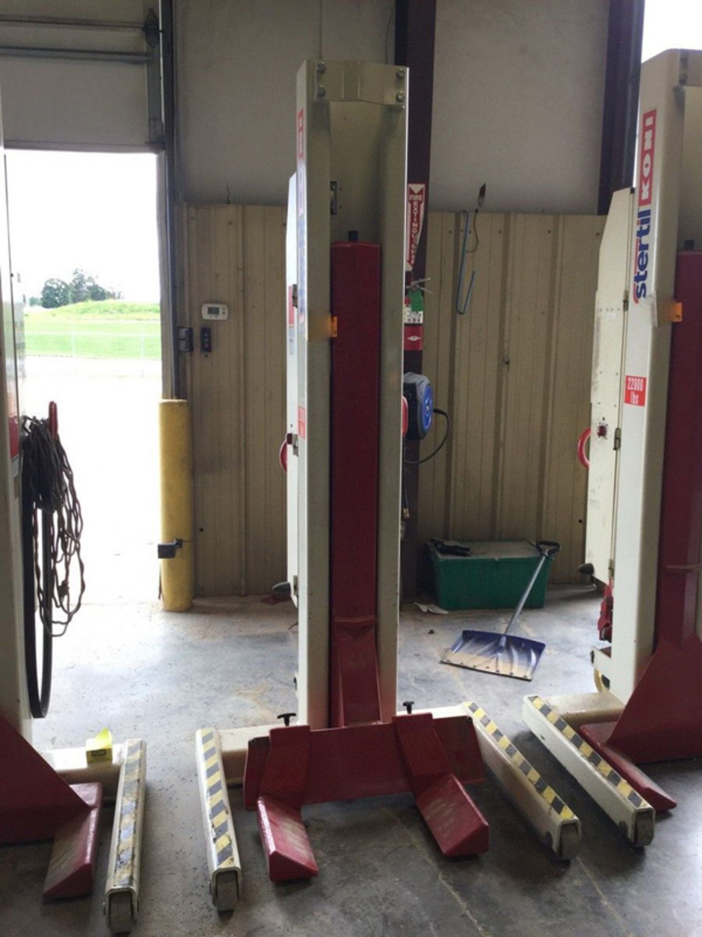 Stertil Koni ST-1100 22,000lb Mobile Single Column Lift - 4200 PSI, 24 VDC 130A, 120 VAC 7A(L427),