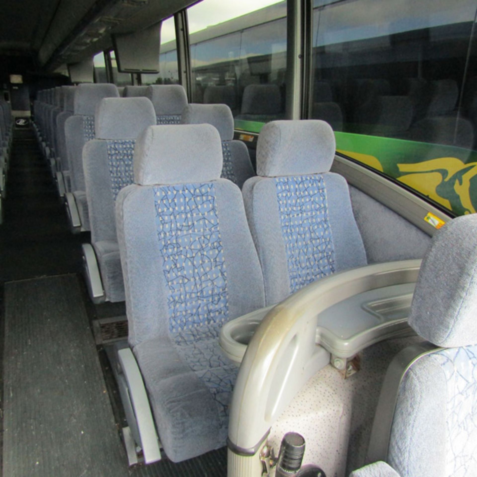 2009 MCI J4500 56-Passenger Charter Bus - Dual Axle, VIN 2MG3JMEA0BW65167, 582,612 Miles (Bus - Bild 6 aus 8