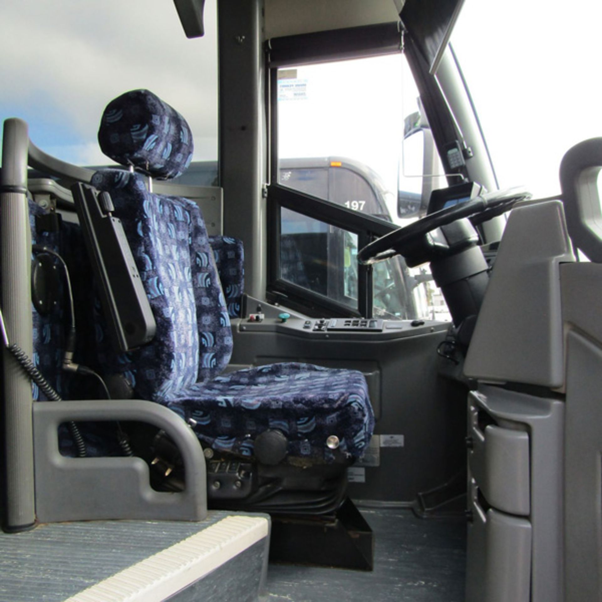 2008 MCI J4500 56-Passenger Charter Bus - Dual Axle, VIN 2MG3JMEA0BW64621, 632,102 Miles (Bus - Bild 5 aus 8