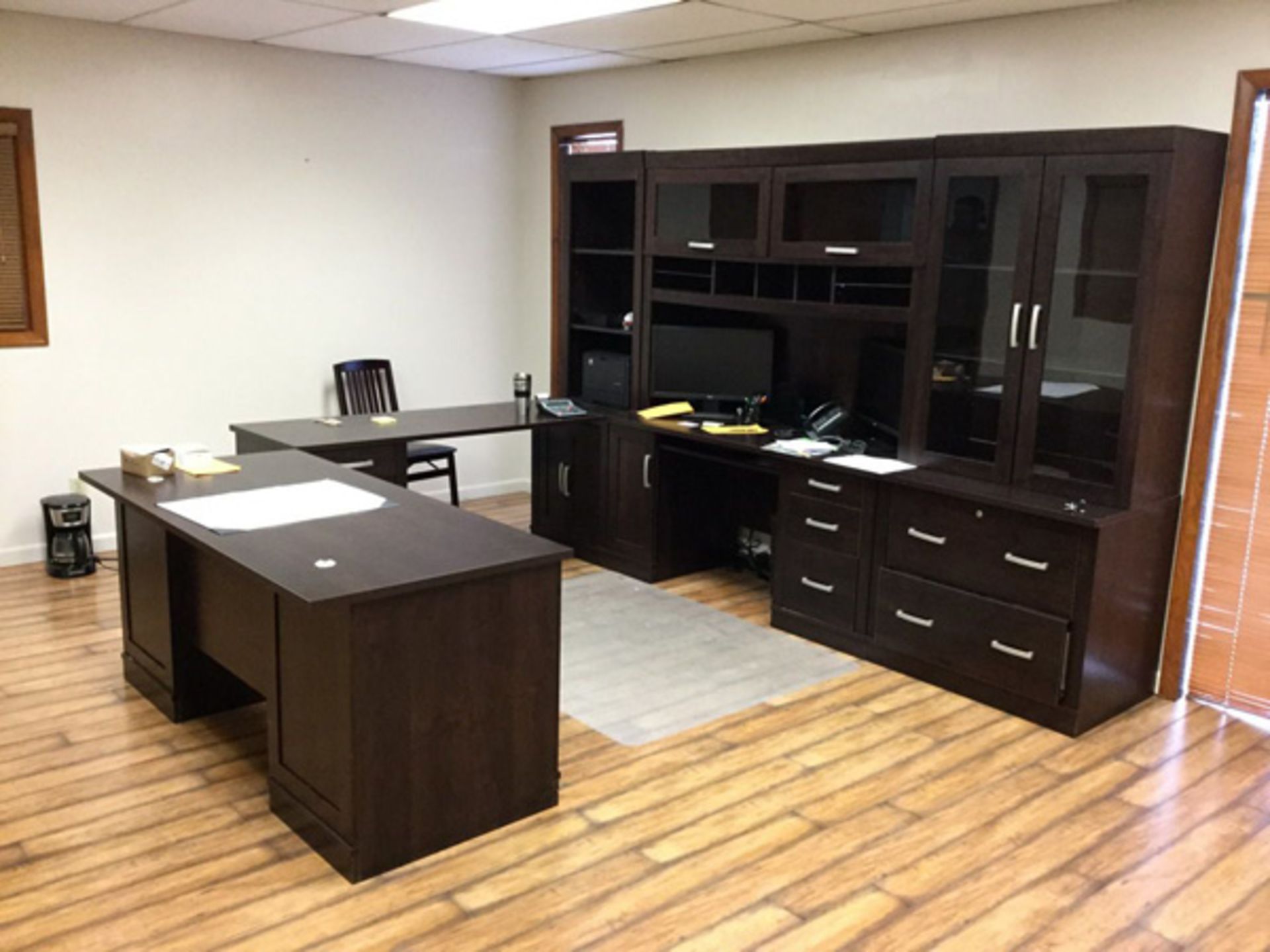 Lot of Remaining Offices to Include: (1) L-Shaped Desk, Assorted Office Chairs, Filling Cabinets, ( - Bild 8 aus 10