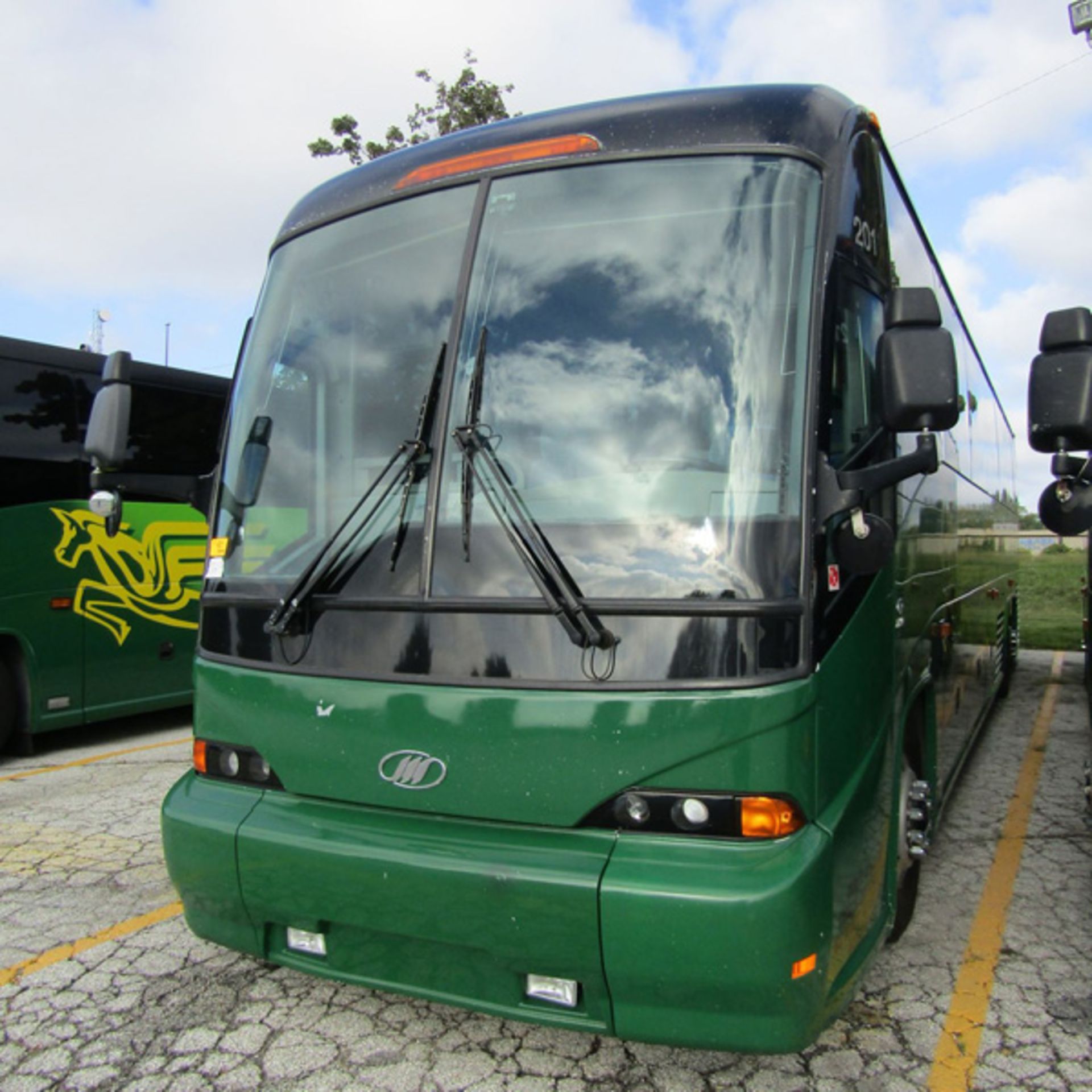 2008 MCI J4500 56-Passenger Charter Bus - Dual Axle, VIN 2MG3JMEA0BW64505, 636,819 Miles (Bus - Bild 2 aus 8