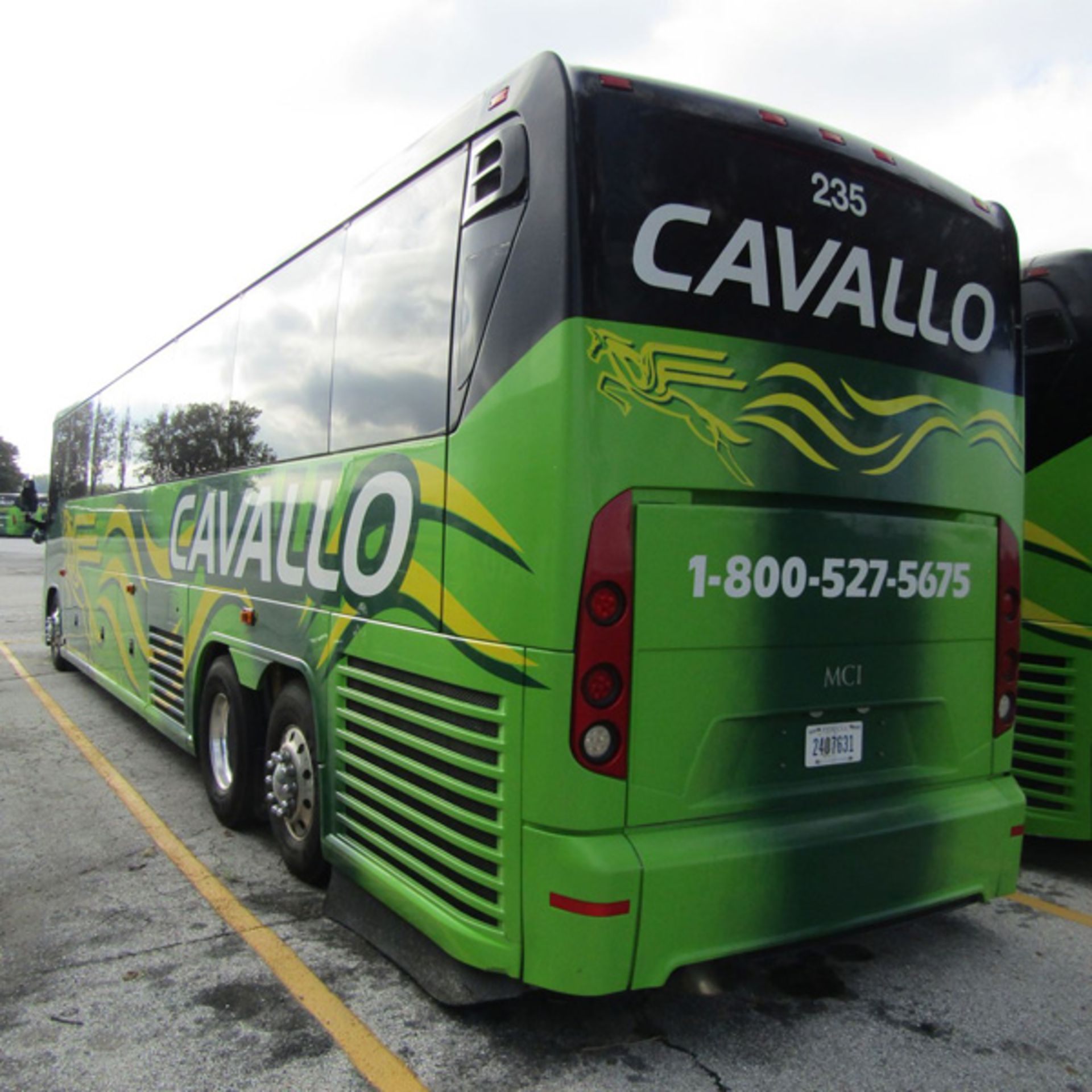 2013 MCI J4500 56-Passenger Charter Bus - Dual Axle, VIN 2MG3JMEA0BW66298, 321,949 Miles (Bus - Bild 3 aus 8