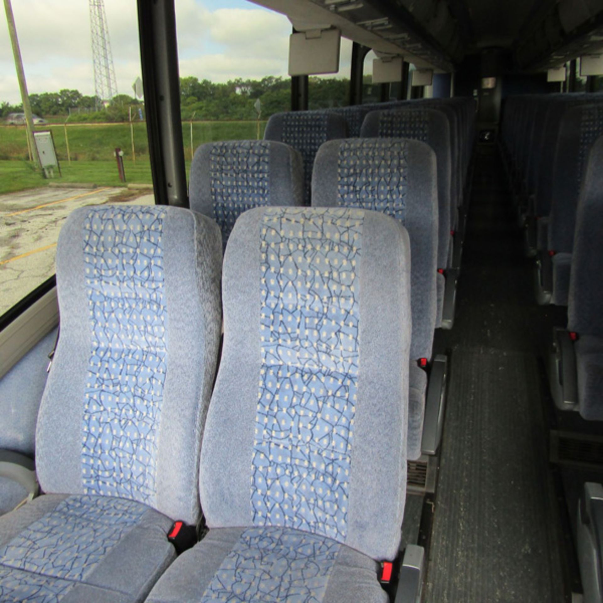 2011 MCI J4500 56-Passenger Charter Bus - Dual Axle, VIN 2MG3JMEA0BW65647, 474,631 Miles (Bus - Bild 7 aus 8