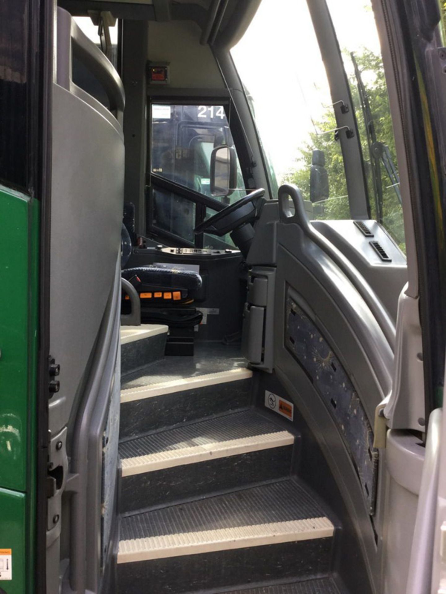 2011 MCI J4500 56-Passenger Charter Bus - Dual Axle, VIN 2MG3JMEA7BW065737, 499,340 Miles (Bus - Bild 6 aus 9