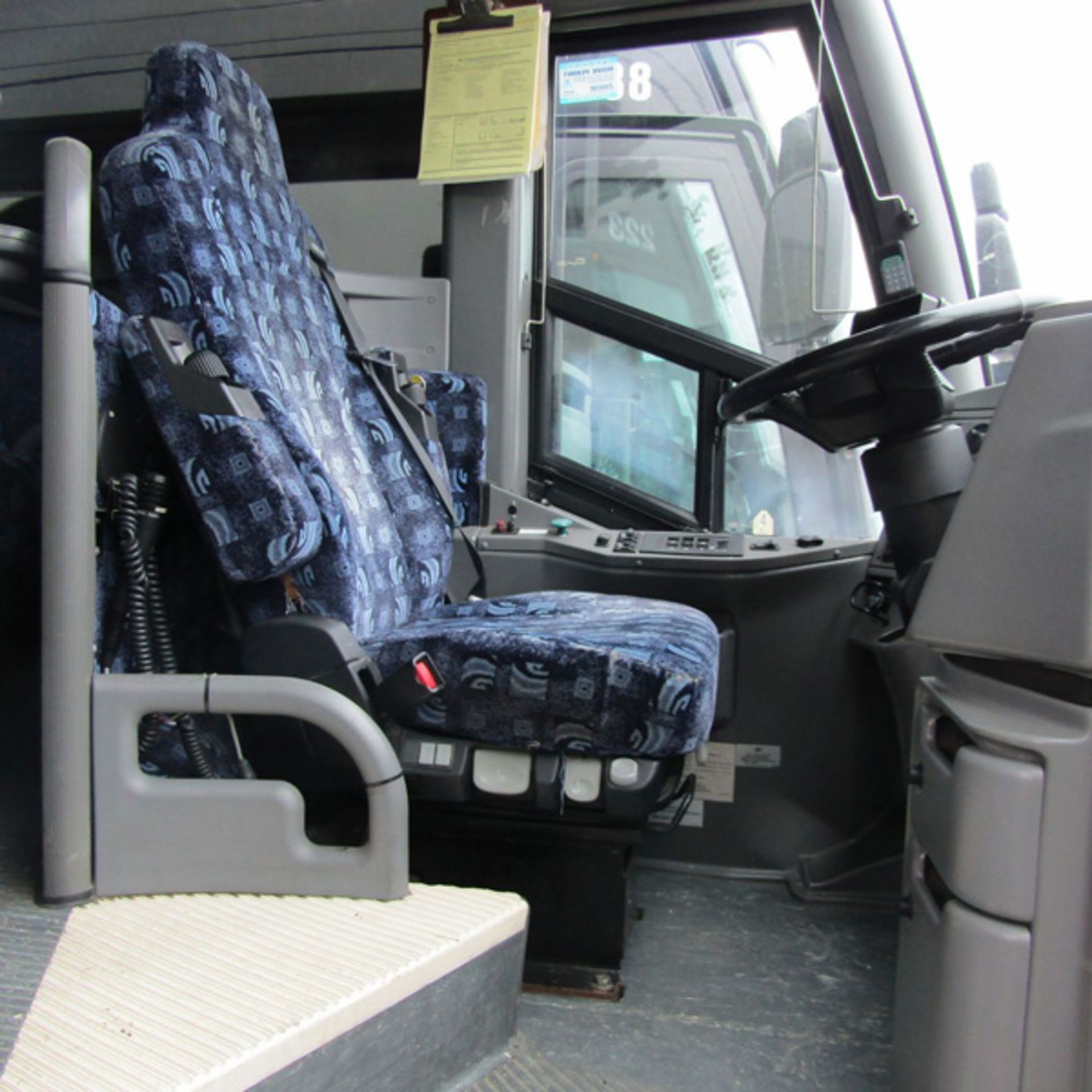 2012 MCI J4500 56-Passenger Charter Bus - Dual Axle, VIN 2MG3JMBA2CW066055, 423,316 Miles (Bus 226), - Bild 5 aus 8