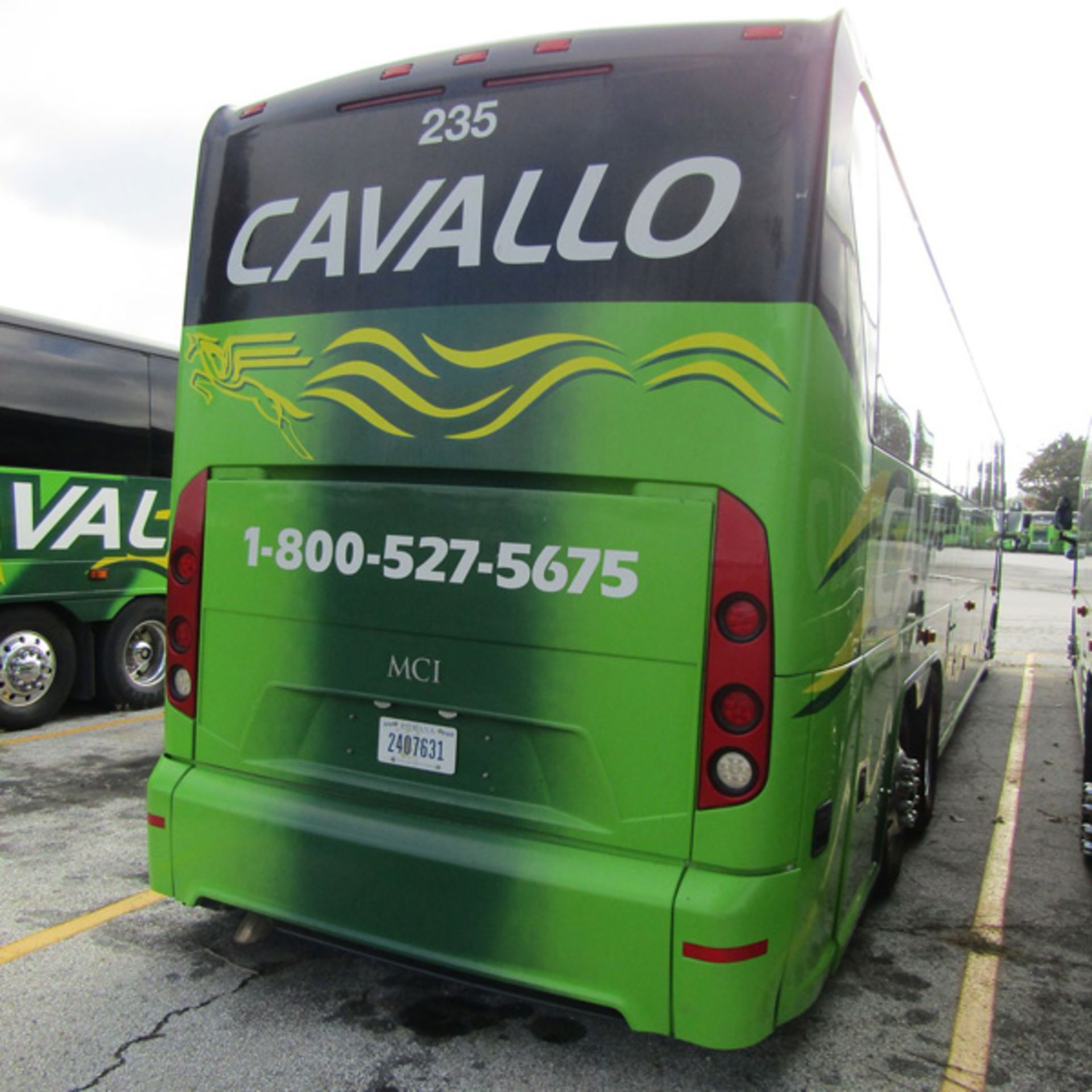 2013 MCI J4500 56-Passenger Charter Bus - Dual Axle, VIN 2MG3JMEA0BW66298, 321,949 Miles (Bus - Bild 4 aus 8