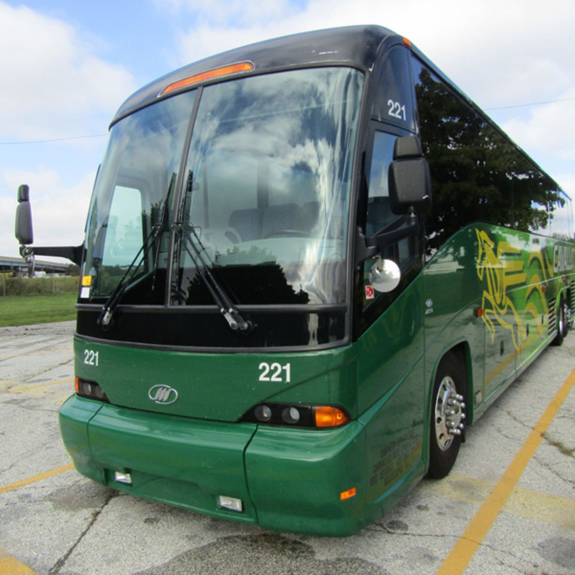 2011 MCI J4500 56-Passenger Charter Bus - Dual Axle, VIN 2MG3JMEA0BW65647, 474,631 Miles (Bus - Bild 2 aus 8