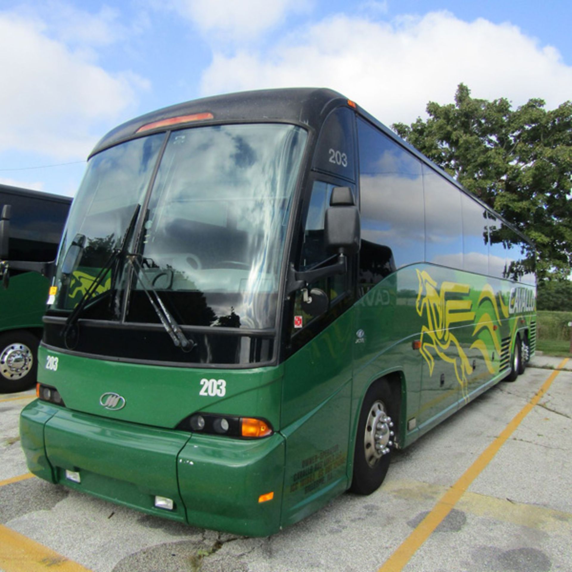 2008 MCI J4500 56-Passenger Charter Bus - Dual Axle, VIN 2MG3JMEA0BW64621, 632,102 Miles (Bus - Bild 2 aus 8