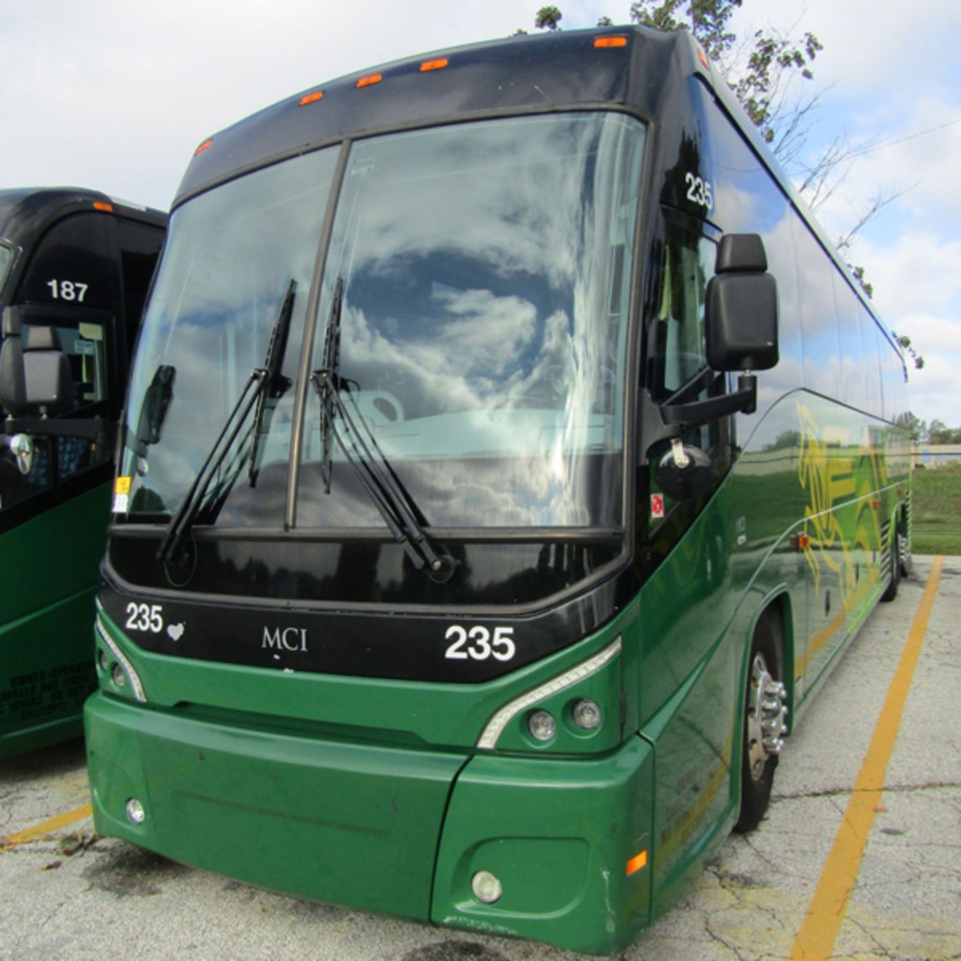 2013 MCI J4500 56-Passenger Charter Bus - Dual Axle, VIN 2MG3JMEA0BW66298, 321,949 Miles (Bus - Bild 2 aus 8