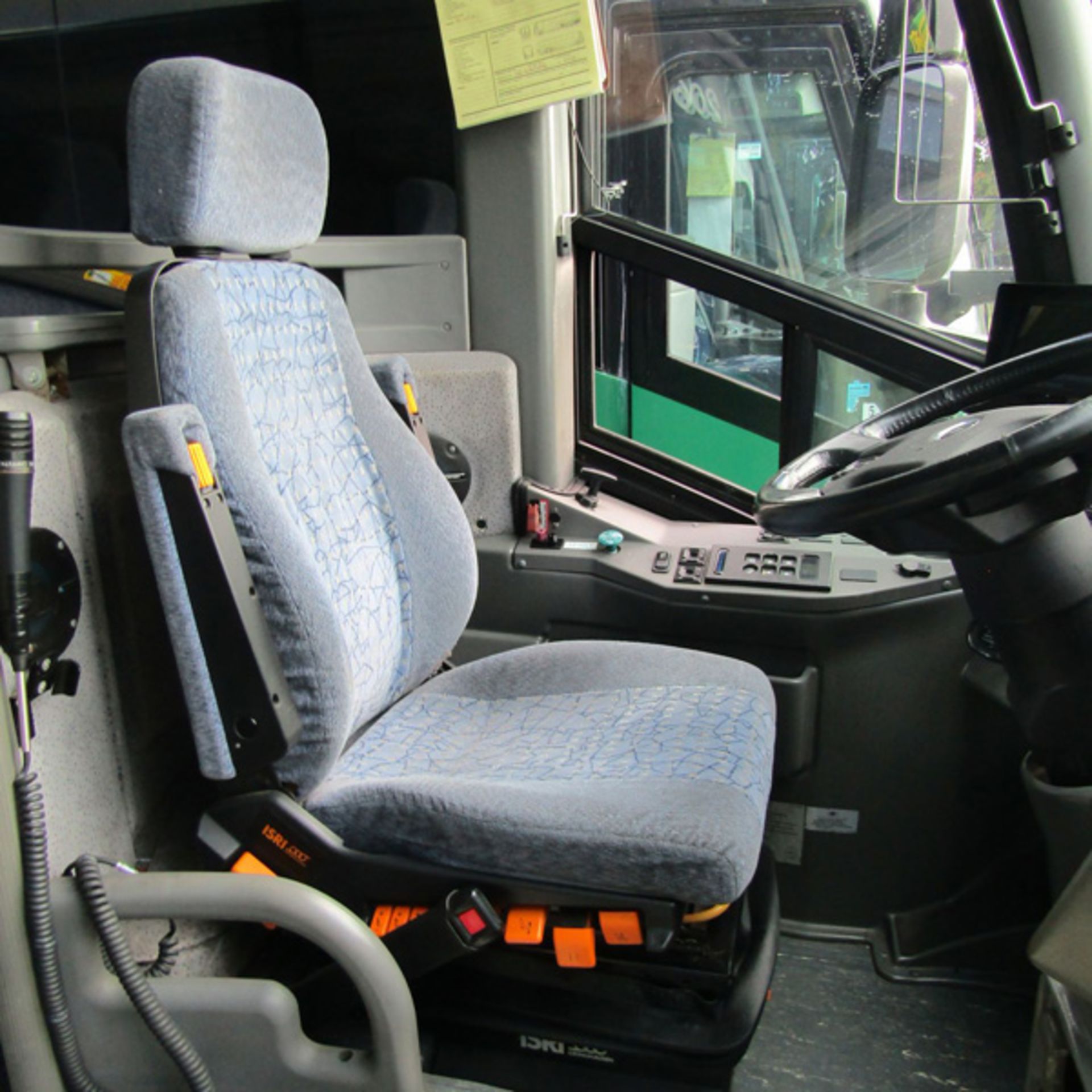 2009 MCI J4500 56-Passenger Charter Bus - Dual Axle, VIN 2MG3JMEA0BW65167, 582,612 Miles (Bus - Bild 5 aus 8