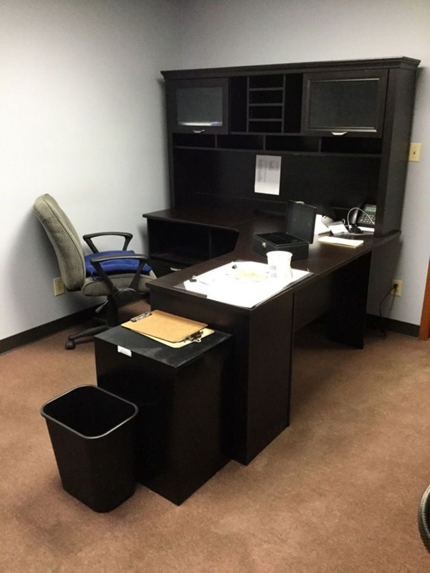 Lot of Remaining Offices to Include: (1) L-Shaped Desk, Assorted Office Chairs, Filling Cabinets, ( - Bild 9 aus 10