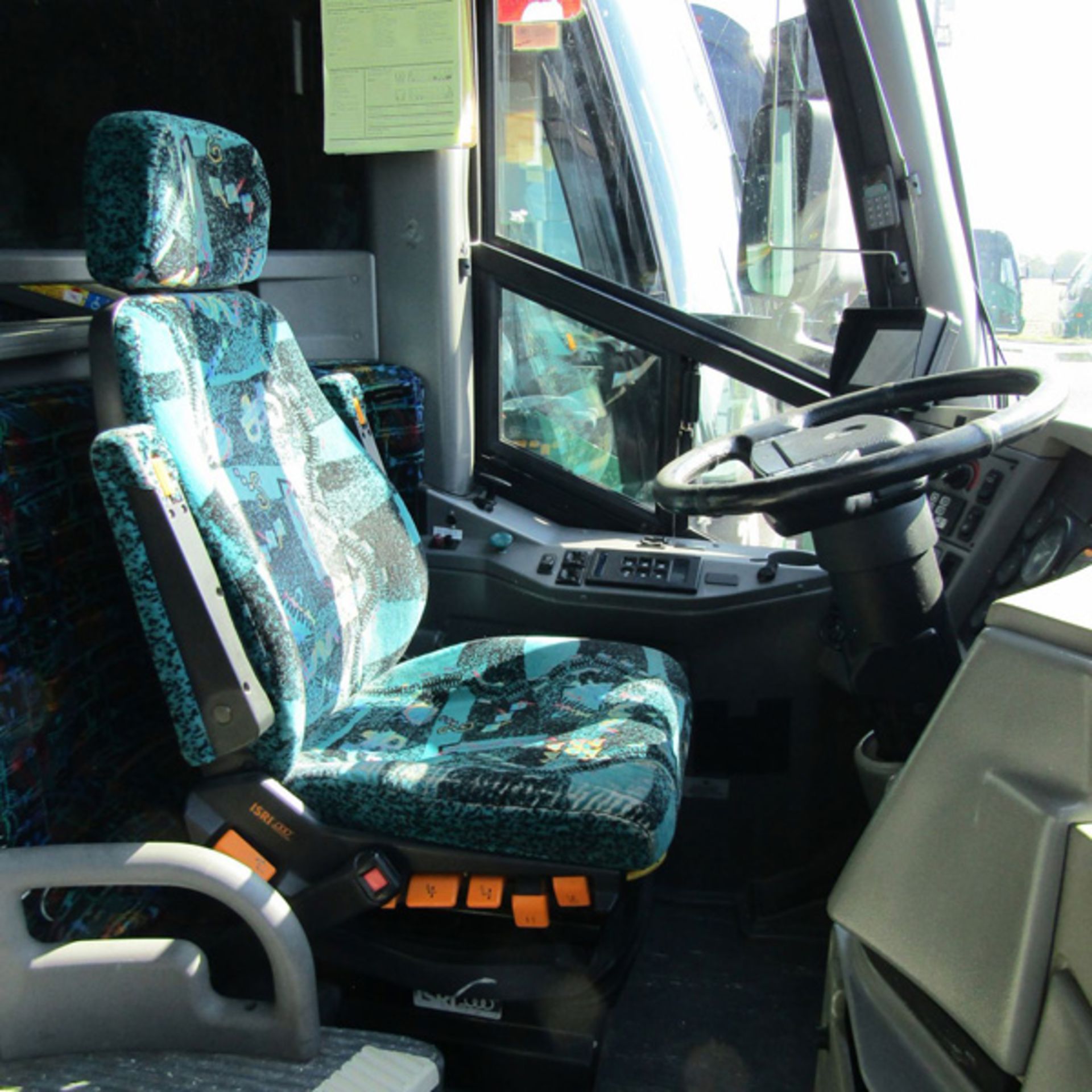 2007 MCI J4500 56-Passenger Charter Bus - Dual Axle,VIN 2M93JMDA67W063963, 635,900 Miles (Bus - Bild 6 aus 8