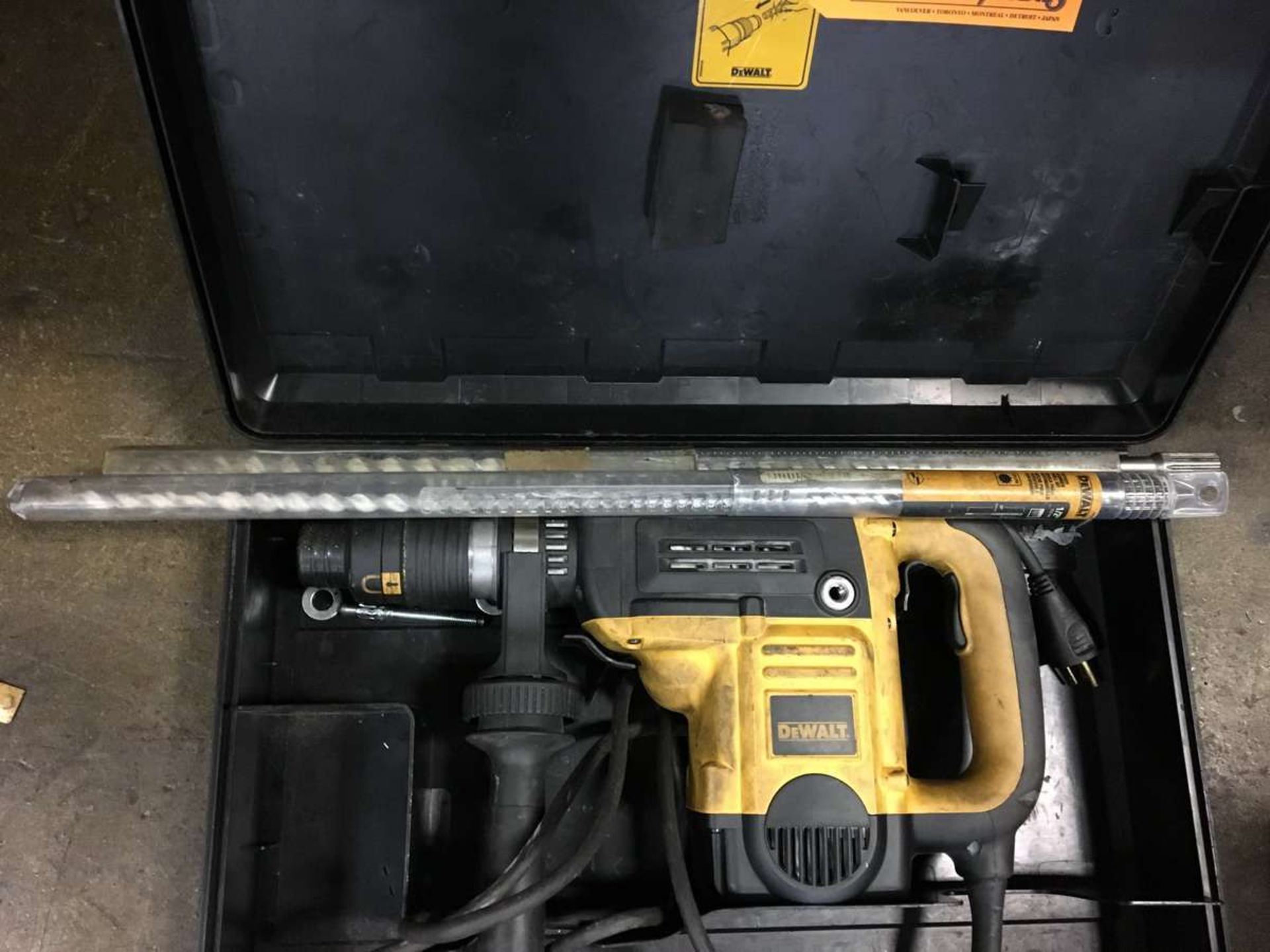 DeWalt D25553 Type 1 19/16 Inch(40mm) Spline Rotary Hammer - Image 4 of 4