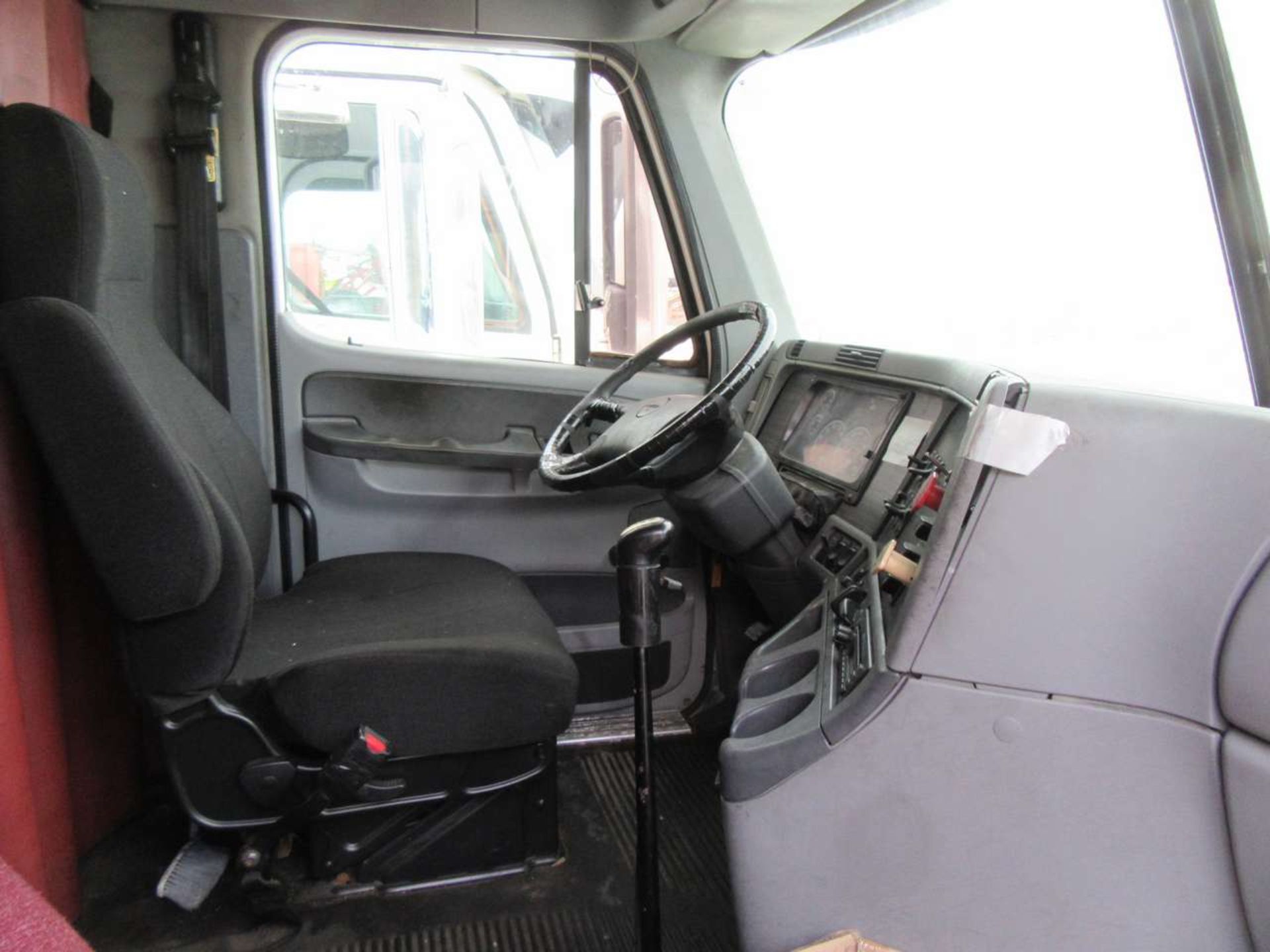 2008 Freightliner Columbia Sleeper Tractor - Image 3 of 5