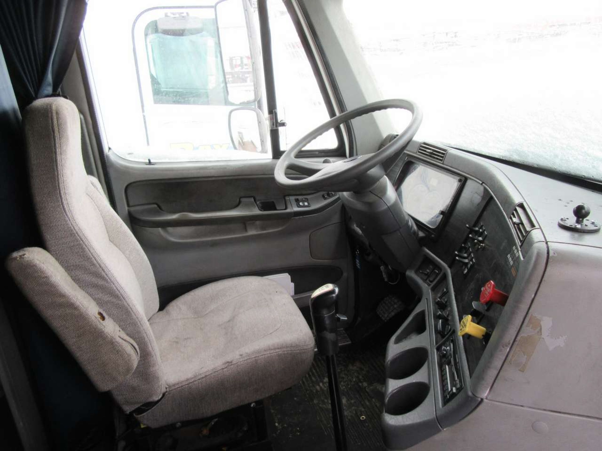 2006 Freightliner Columbia Sleeper Tractor - Image 5 of 9