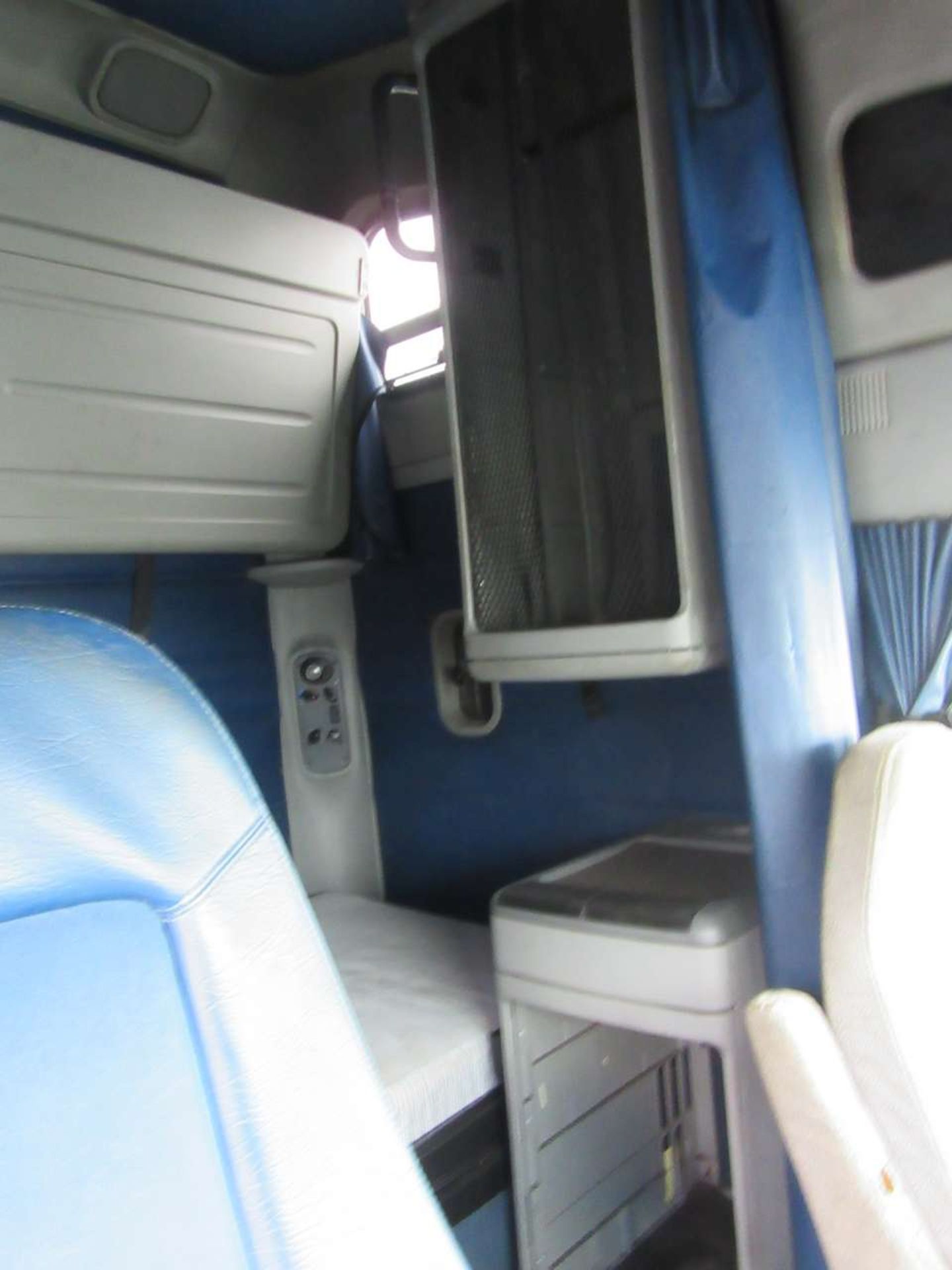 2006 Freightliner Columbia Sleeper Tractor - Image 7 of 9