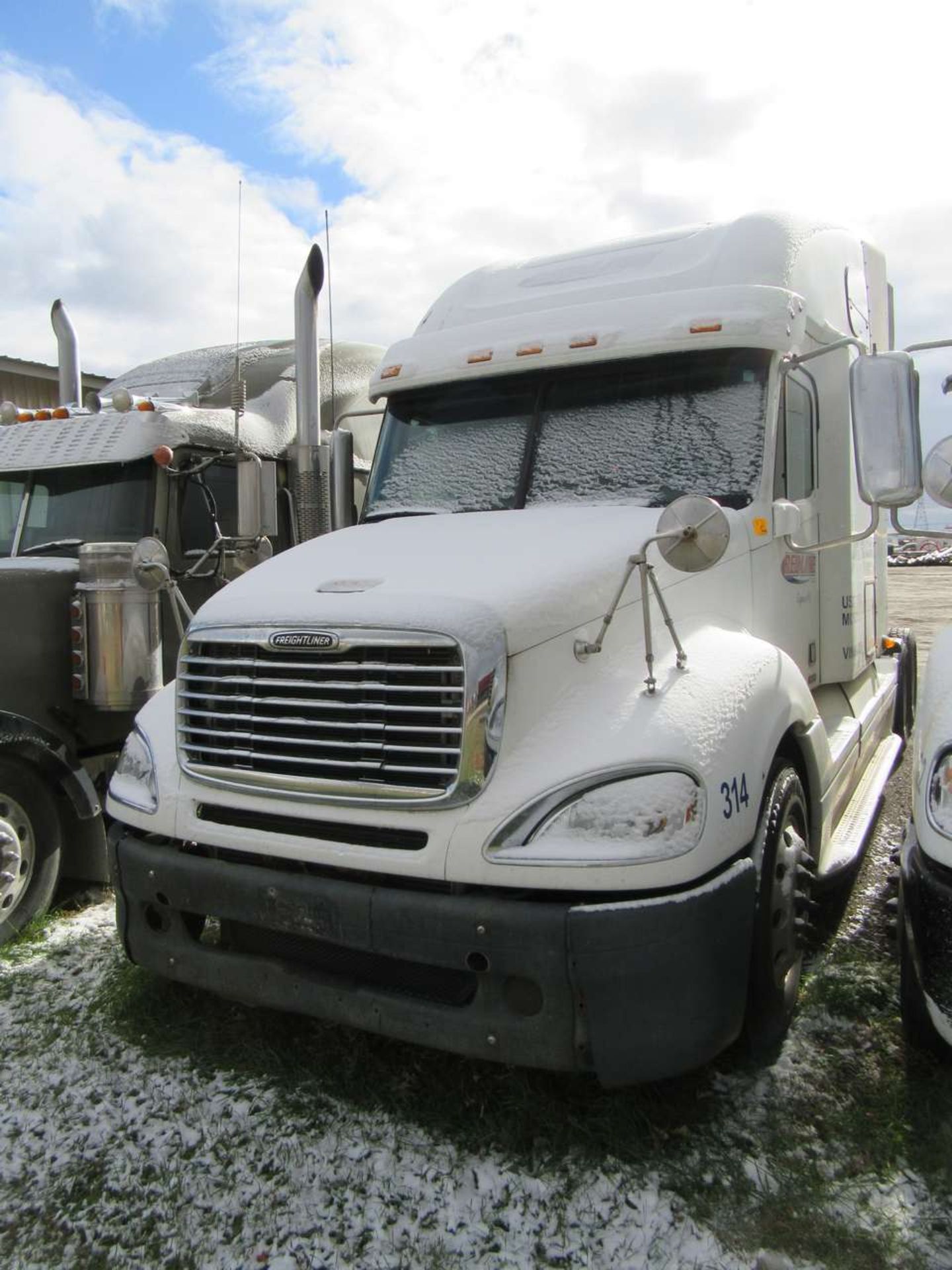 2008 Freightliner Columbia Sleeper Tractor